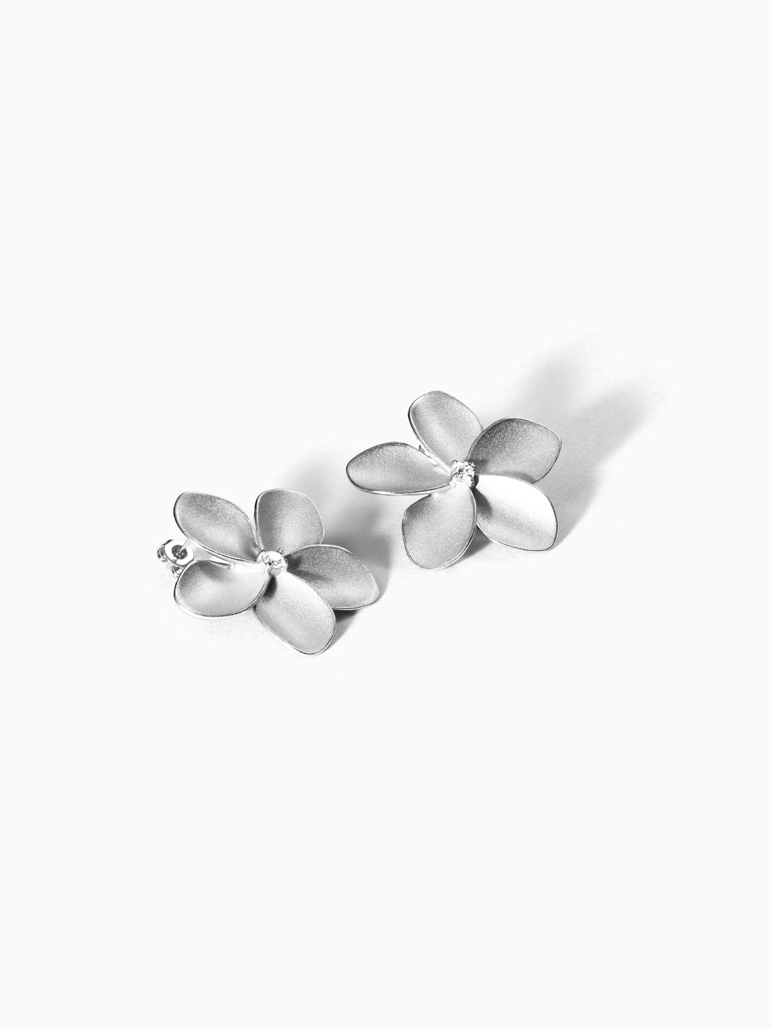 purelei-mahina-club-empowher-ohrringe-plumeria-statement-ohrringe image 4