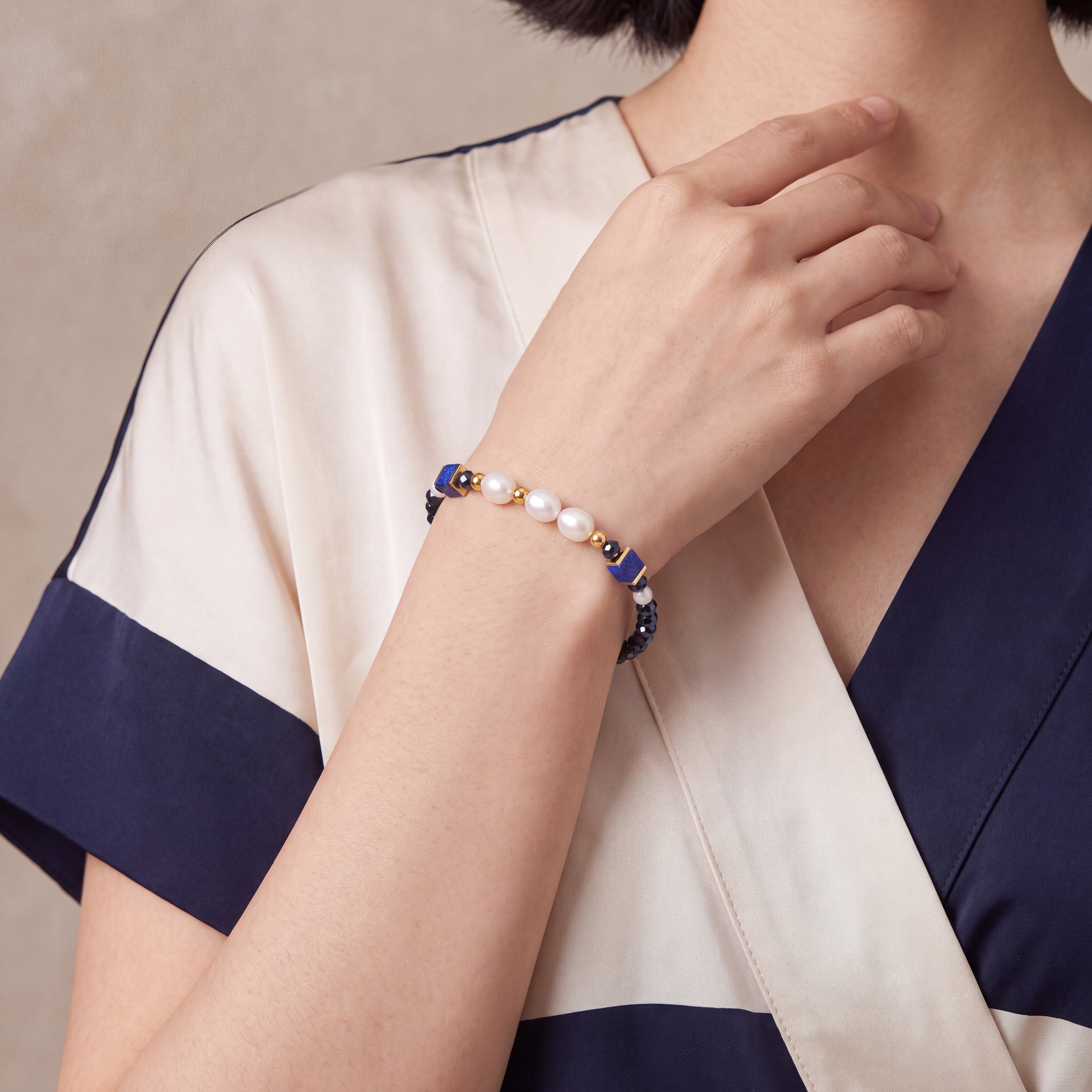 coeur-de-lion-armband-cosmic-pearls-midnight-gold image 4