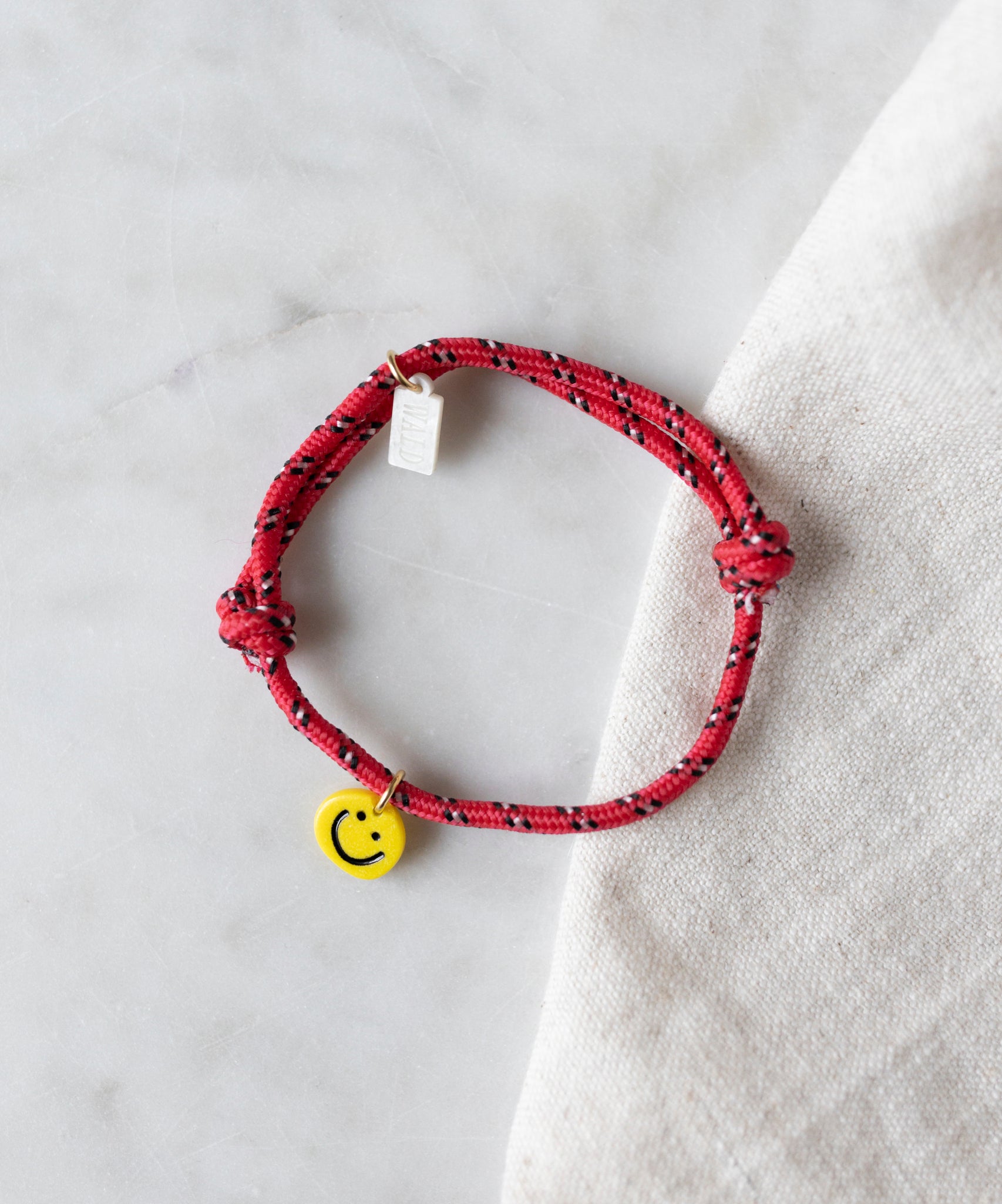 wald-berlin-smilie-dude-red-freundschaftsarmband-rotes-band image 2
