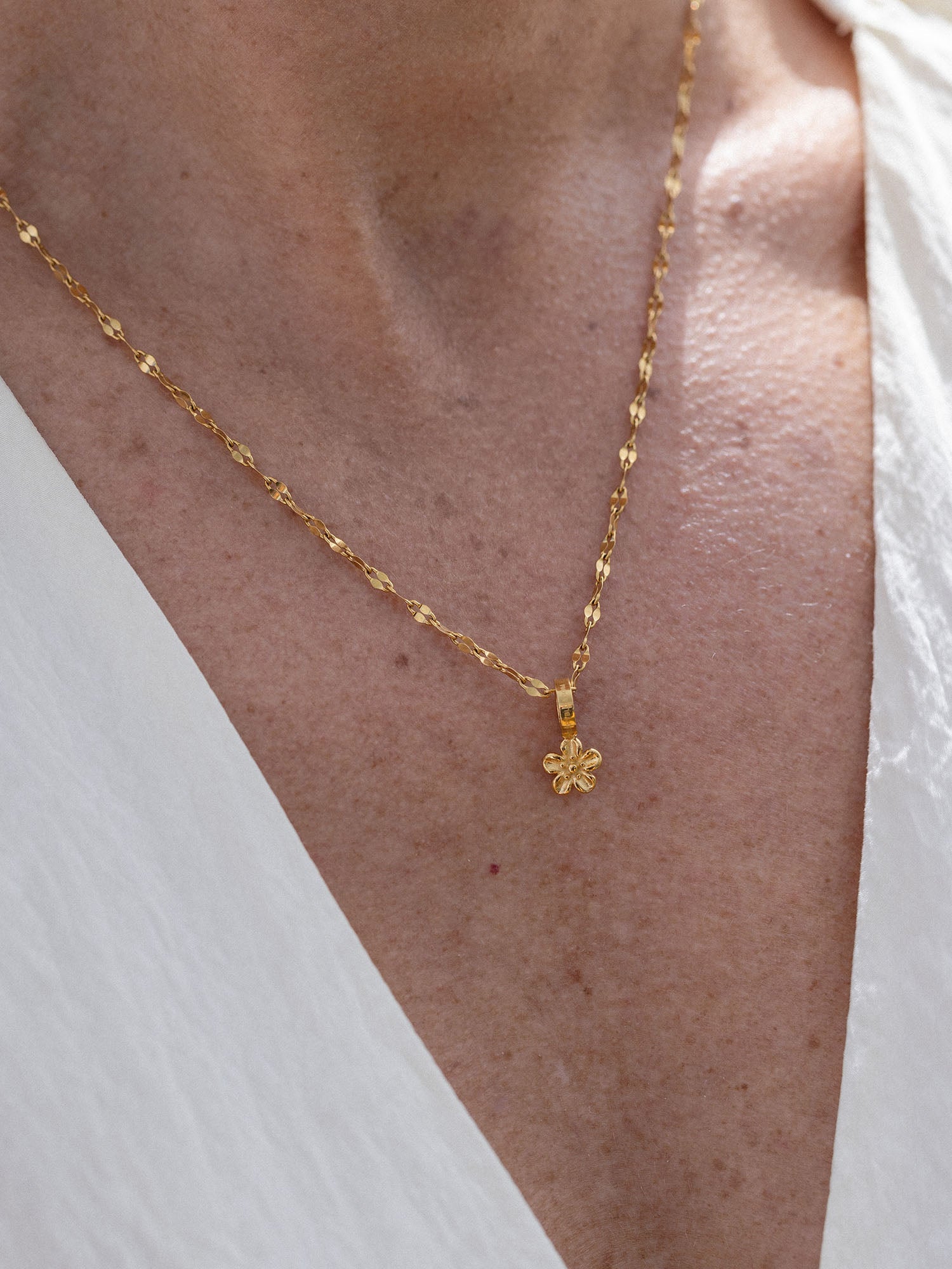 purelei-kirschbl-ten-charm-anh-nger-geburtsblume-m-rz-8-mm-gold image 3