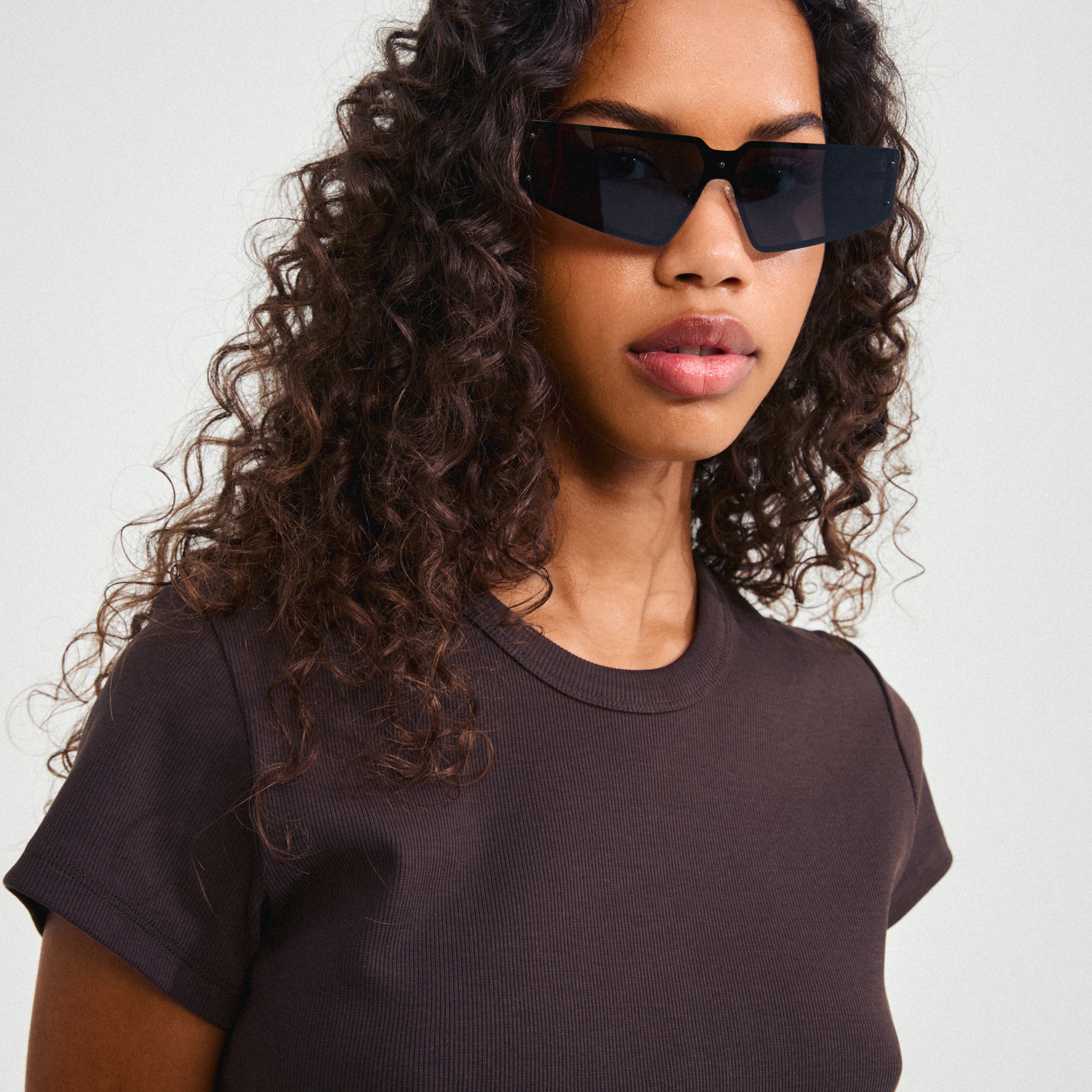pilgrim-alexia-sonnenbrille-schwarz-slim-metallgestell-mit-dunklen-gl-sern image 2