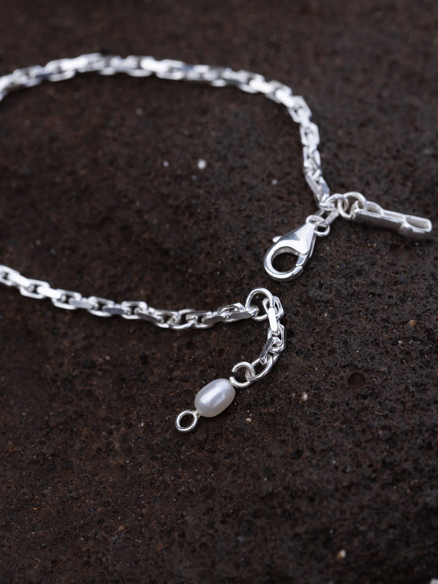 purelei-gleam-armband-ankerkette-aus-recyceltem-silber-mit-s-wasserperle image 3
