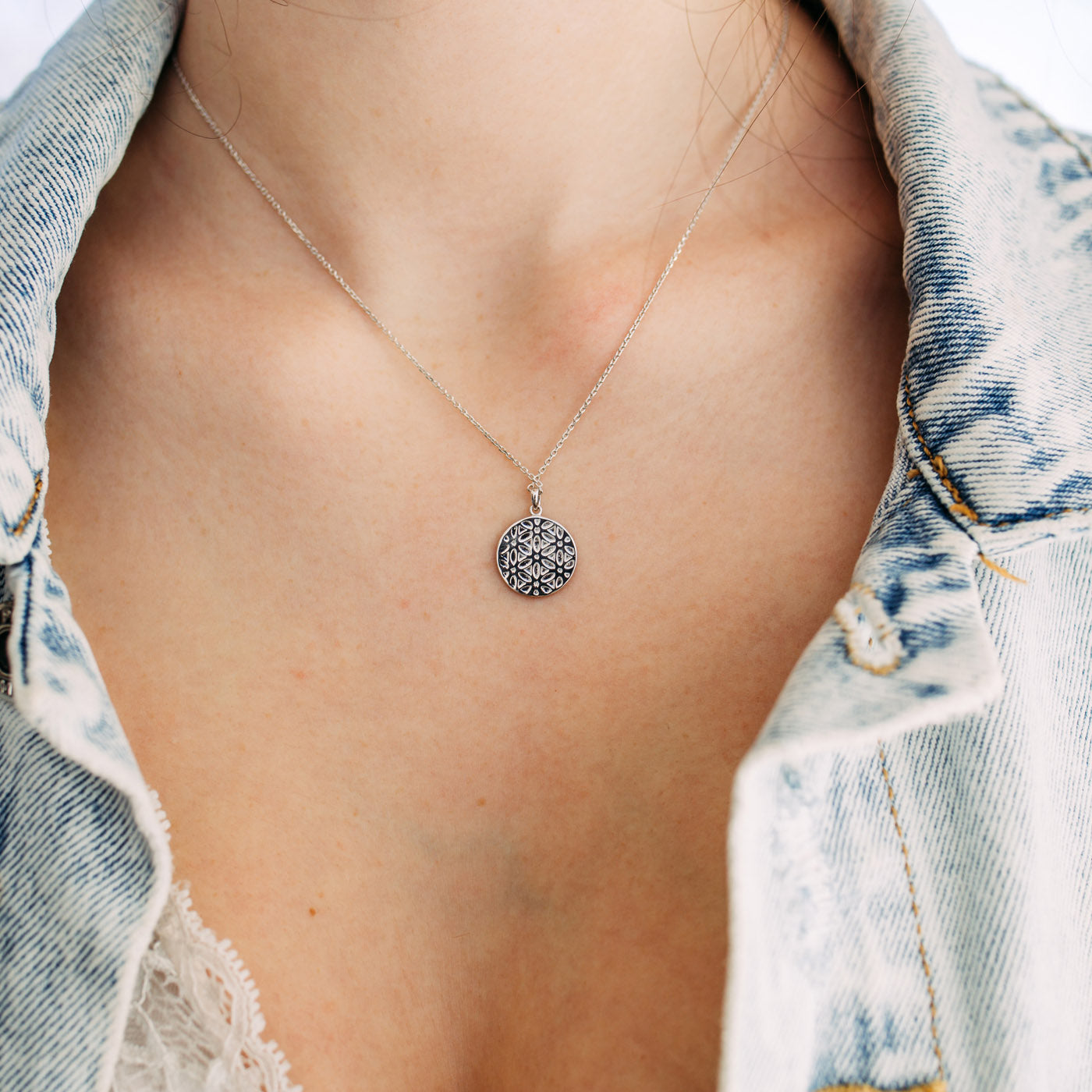 julie-julsen-lebensbaum-lebensblume-kette-mit-anh-nger-bicolor-2-seitig-silber-9 image 8