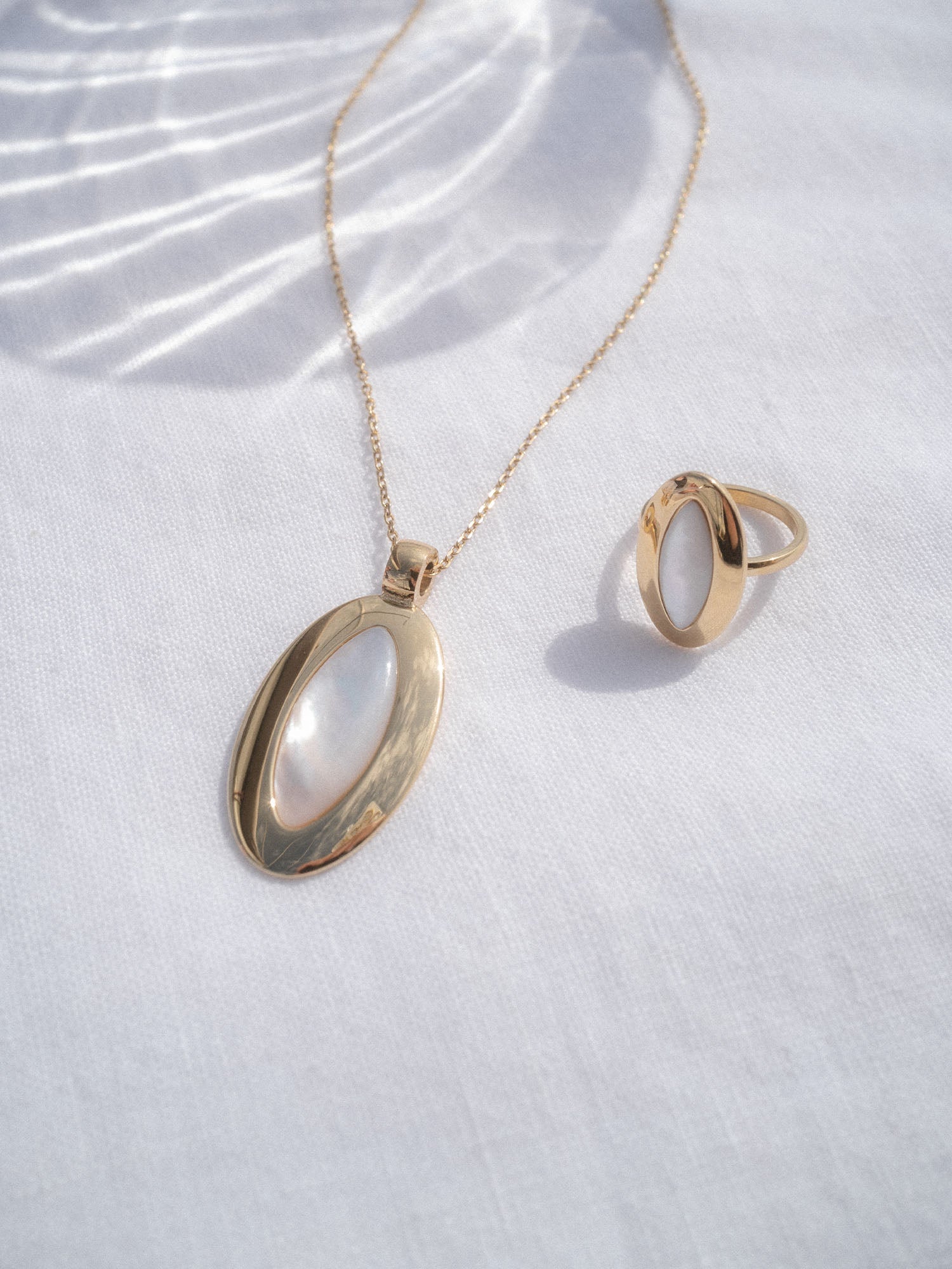 purelei-island-elegance-ring-mit-perlmutt-inlay-oval image 2
