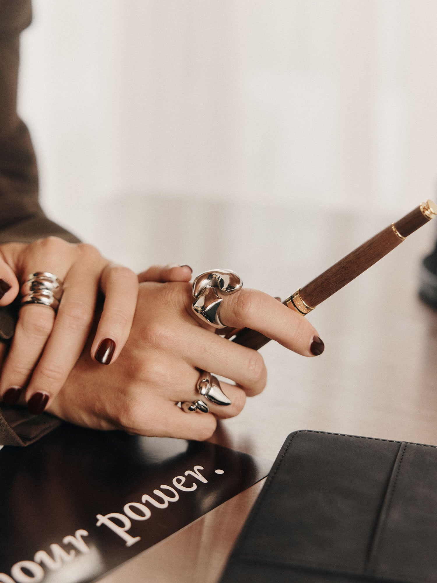 purelei-x-leger-fluid-forms-ring-organischer-statement-ring-aus-edelstahl image 5