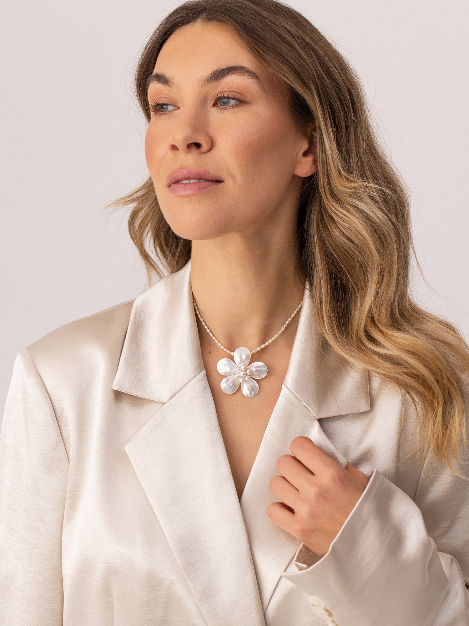 purelei-pearly-flower-charm-blumenanh-nger-aus-muschelperlen-versteckter-karabin image 4