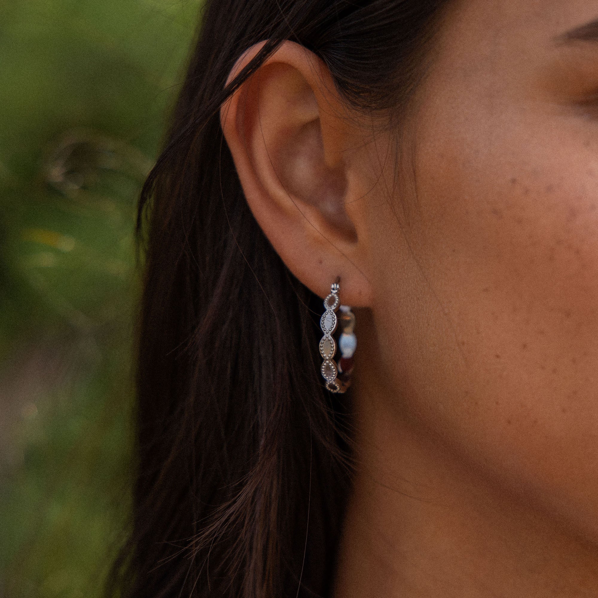 purelei-koko-ohrringe-creolen-24-mm-in-gold-silber-ros-gold-hellsilber image 6