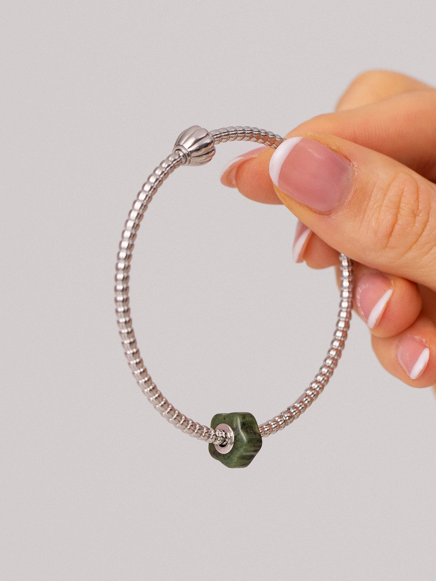 purelei-lei-jade-flower-charm-14k-vergoldeter-edelstahl-mit-jade-11-5-x-7-x-11-8 image 7