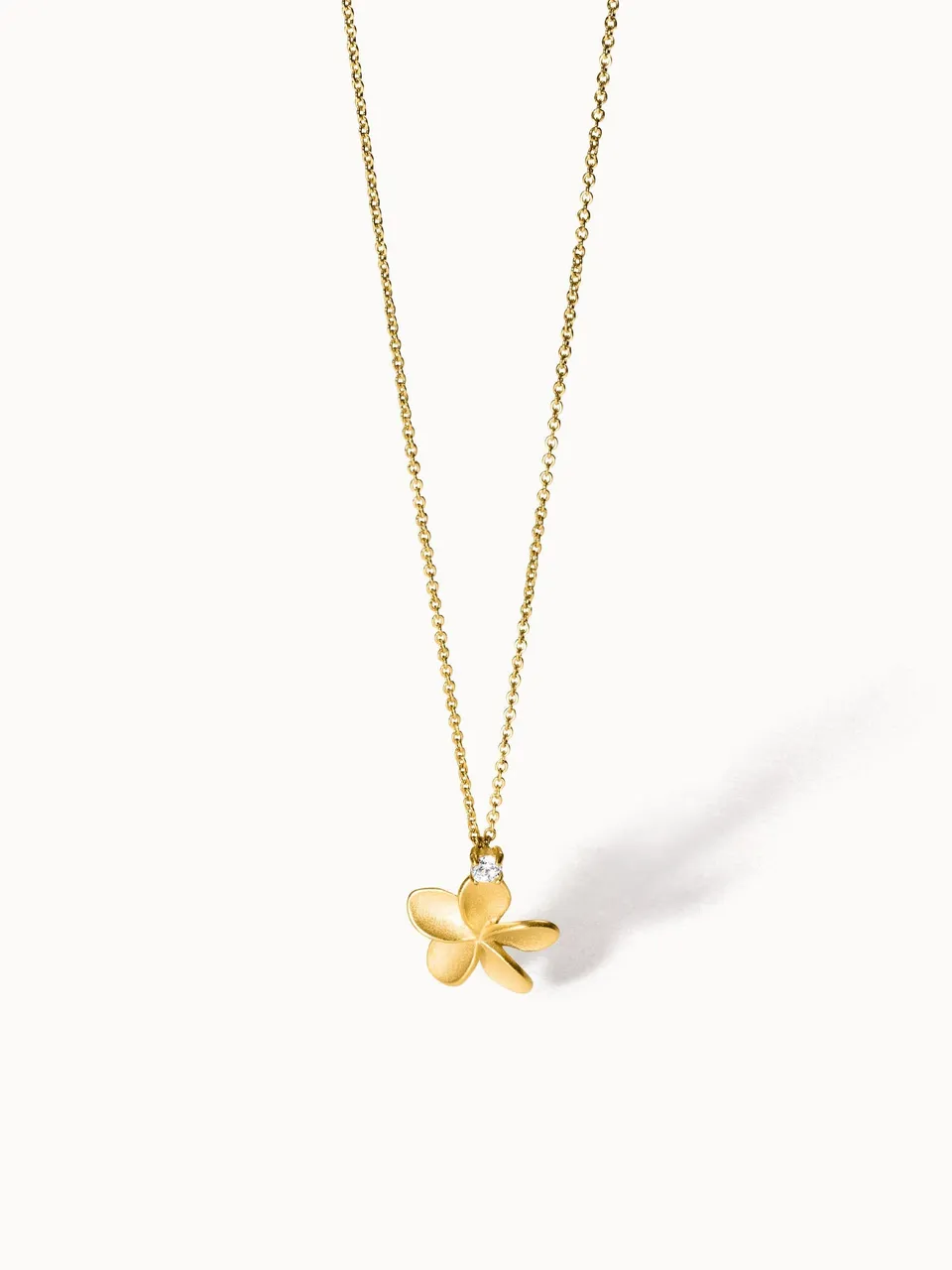 purelei-mahina-club-empowher-kette-plumeria-statement-in-gold image 1