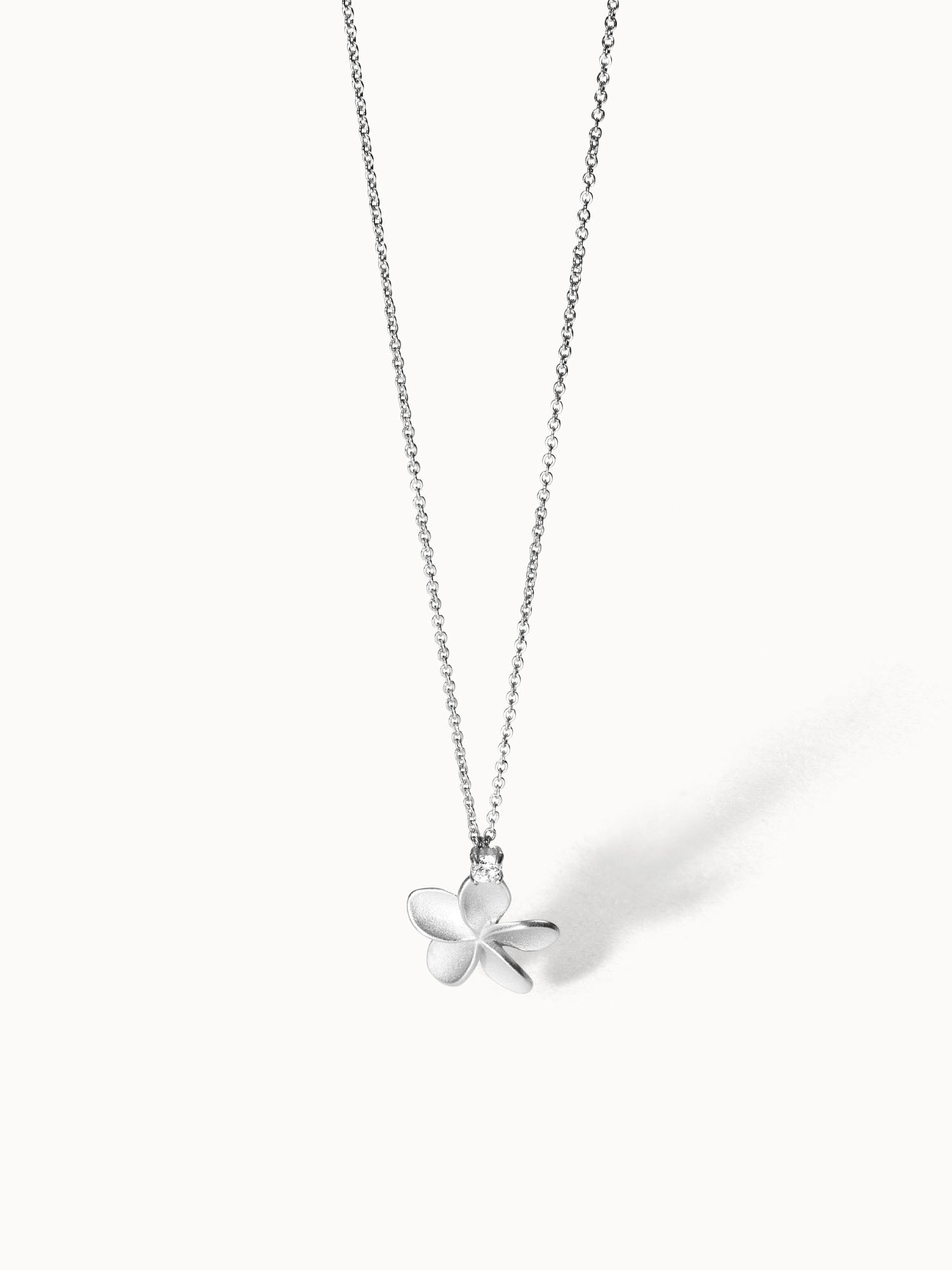 purelei-mahina-club-empowher-kette-plumeria-statement-in-gold image 5