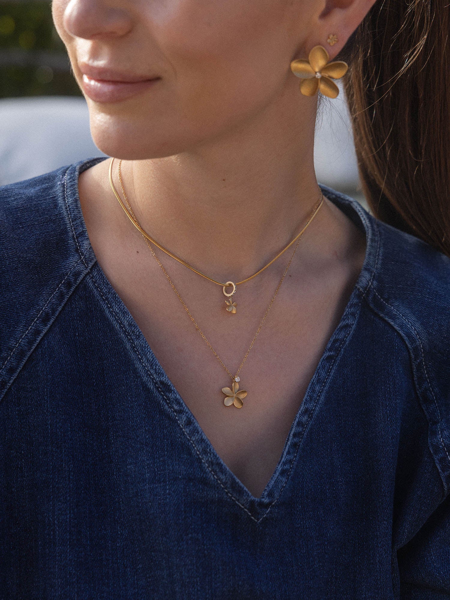 purelei-mahina-club-empowher-kette-plumeria-statement-in-gold image 3