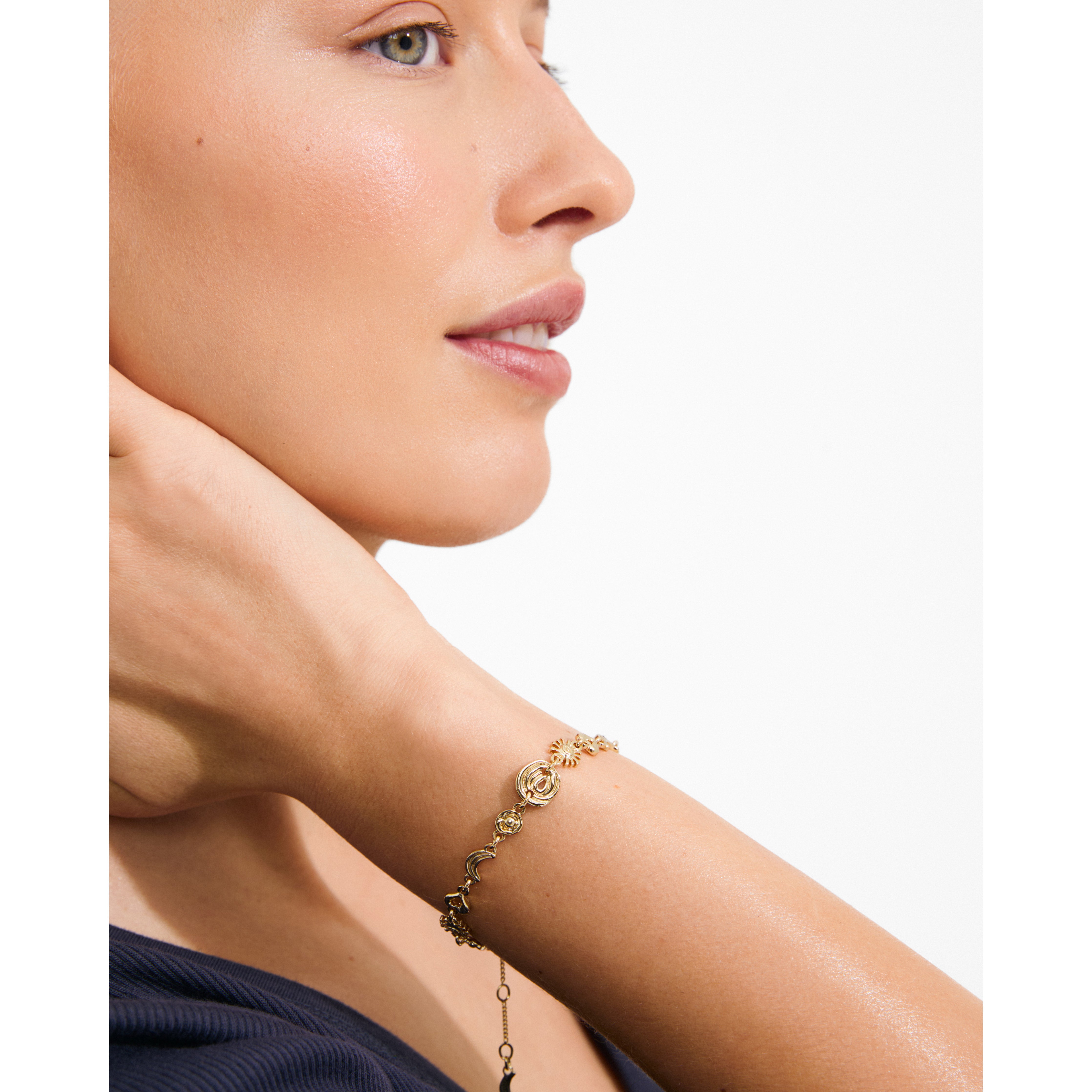 pilgrim-misha-armband-vergoldet-mit-sonne-mond-herz-charms image 2