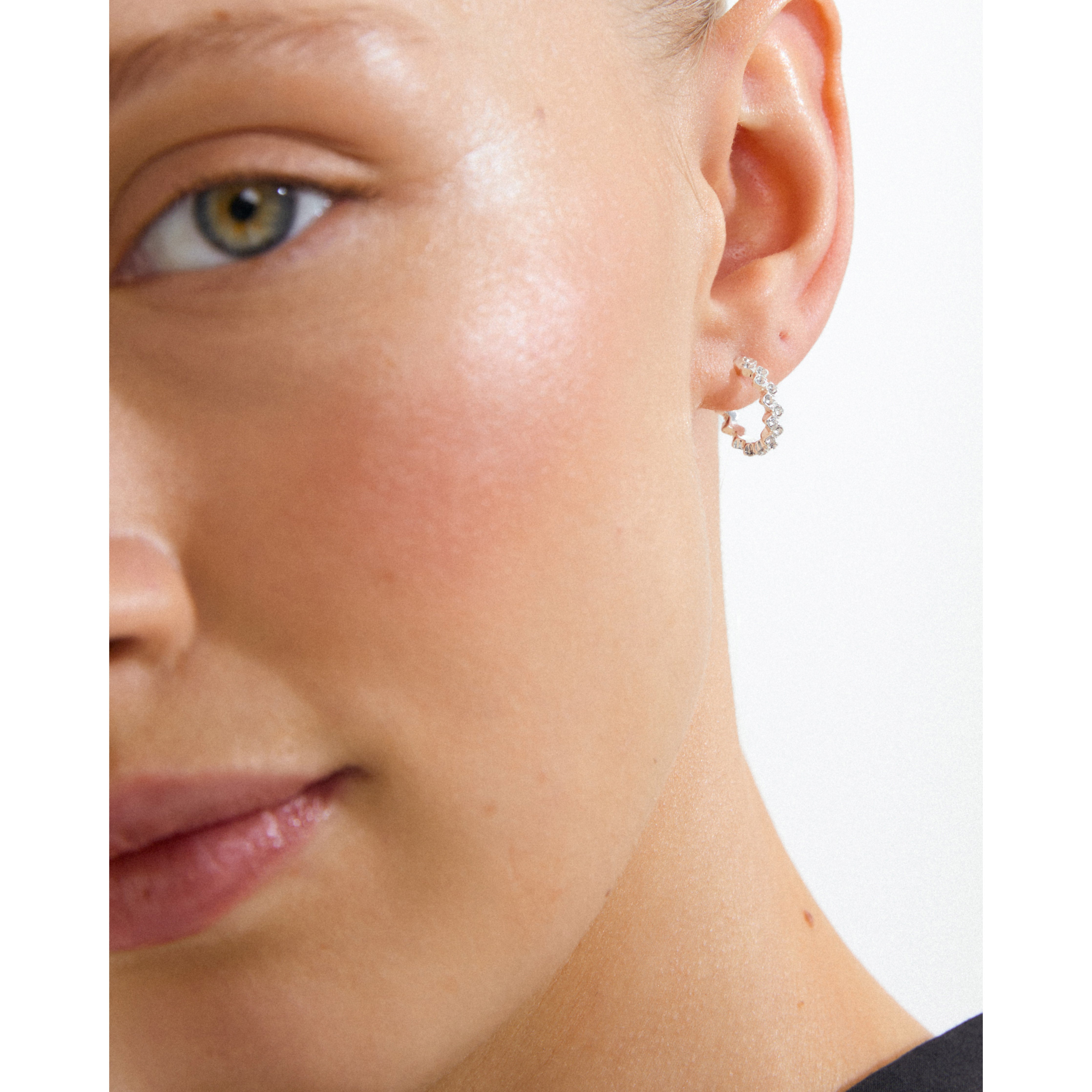 pilgrim-ester-half-hoop-ohrringe-mit-preciosa-kristallen-versilbert image 2