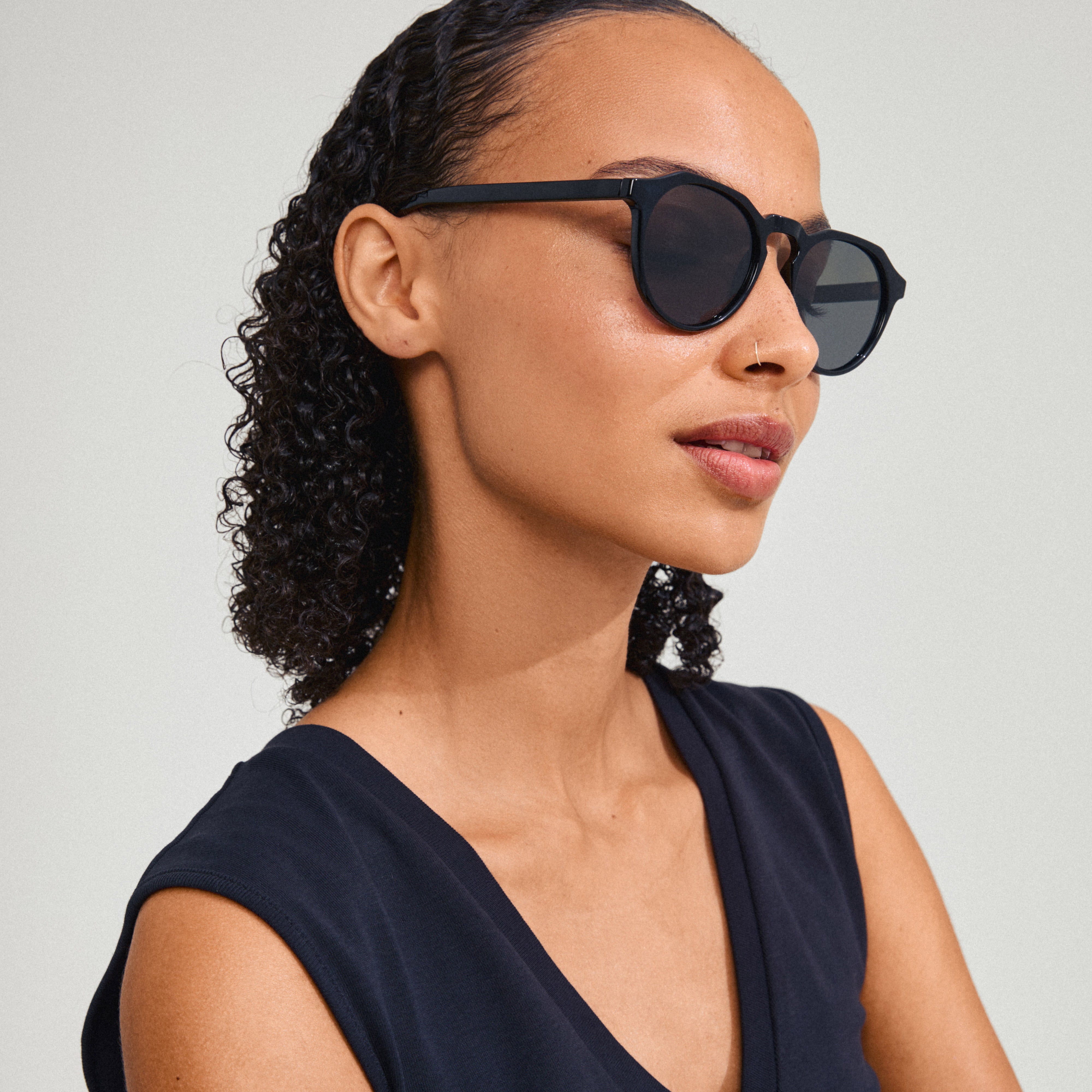 pilgrim-alejandra-sonnenbrille-schwarz-rund-eckig-mit-uva-uvb-schutz image 2