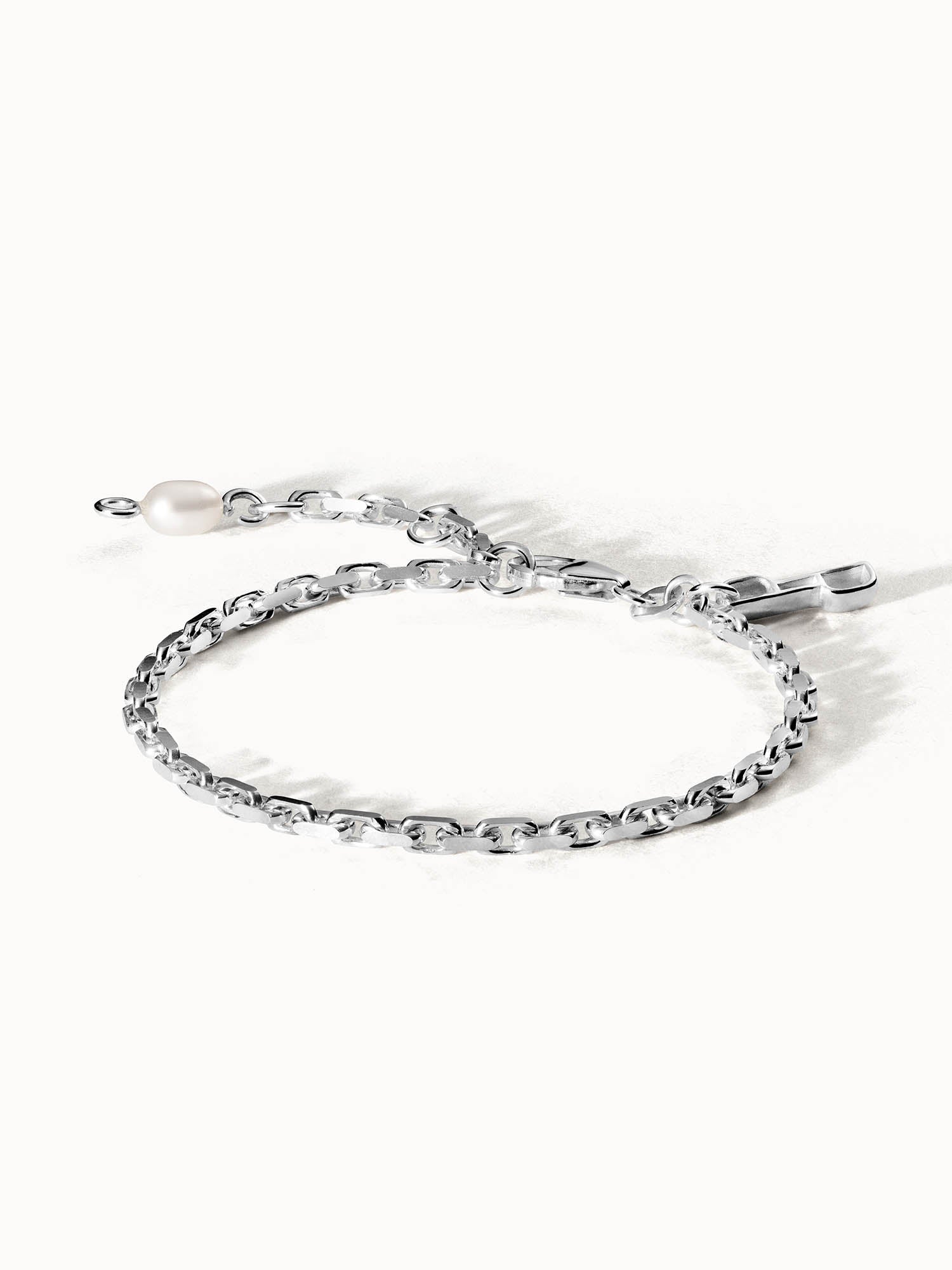 purelei-gleam-armband-ankerkette-aus-recyceltem-silber-mit-s-wasserperle image 1