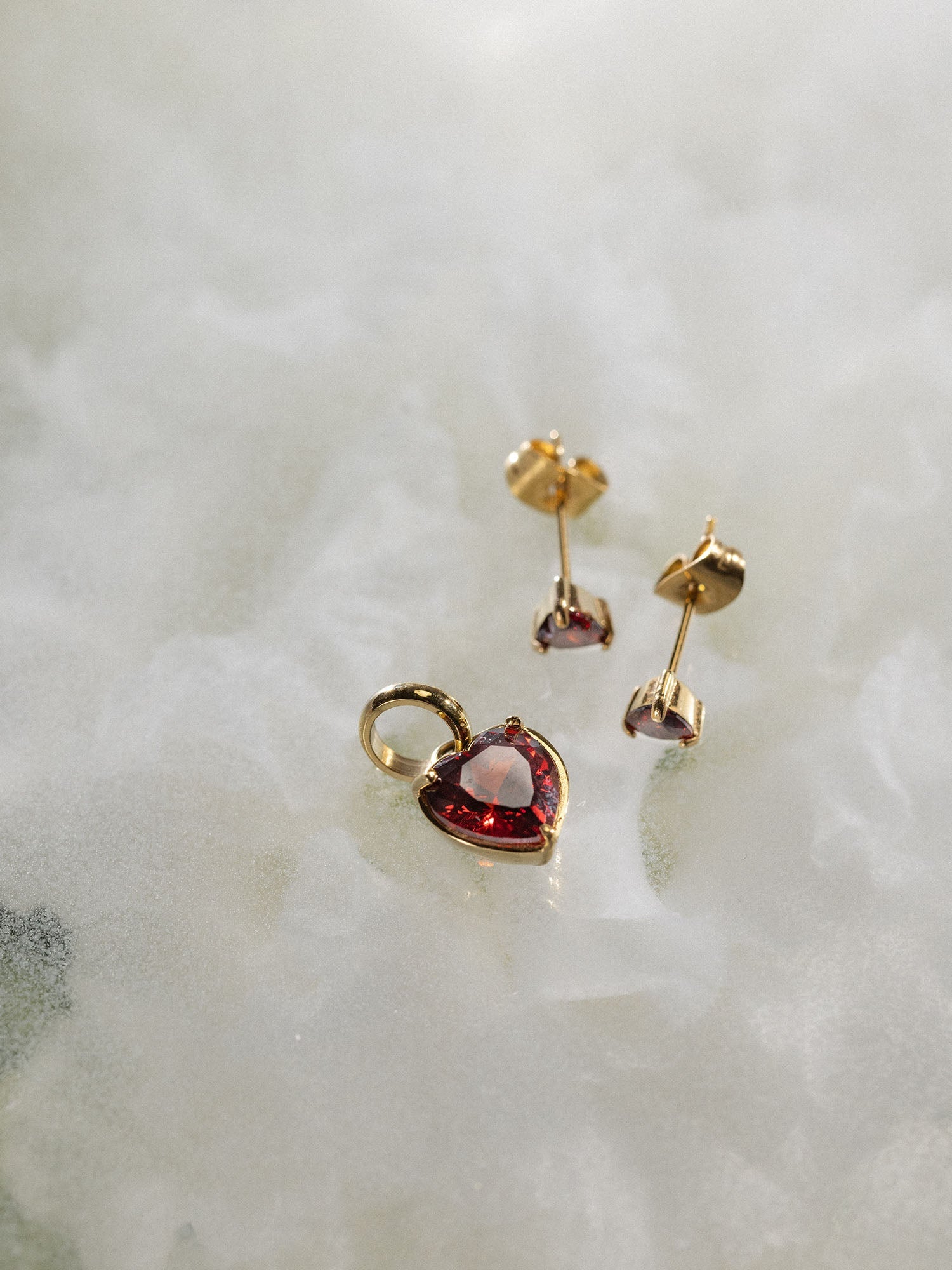 purelei-red-heart-ohrringe-herz-5-mm-mit-rotem-zirkonia image 4