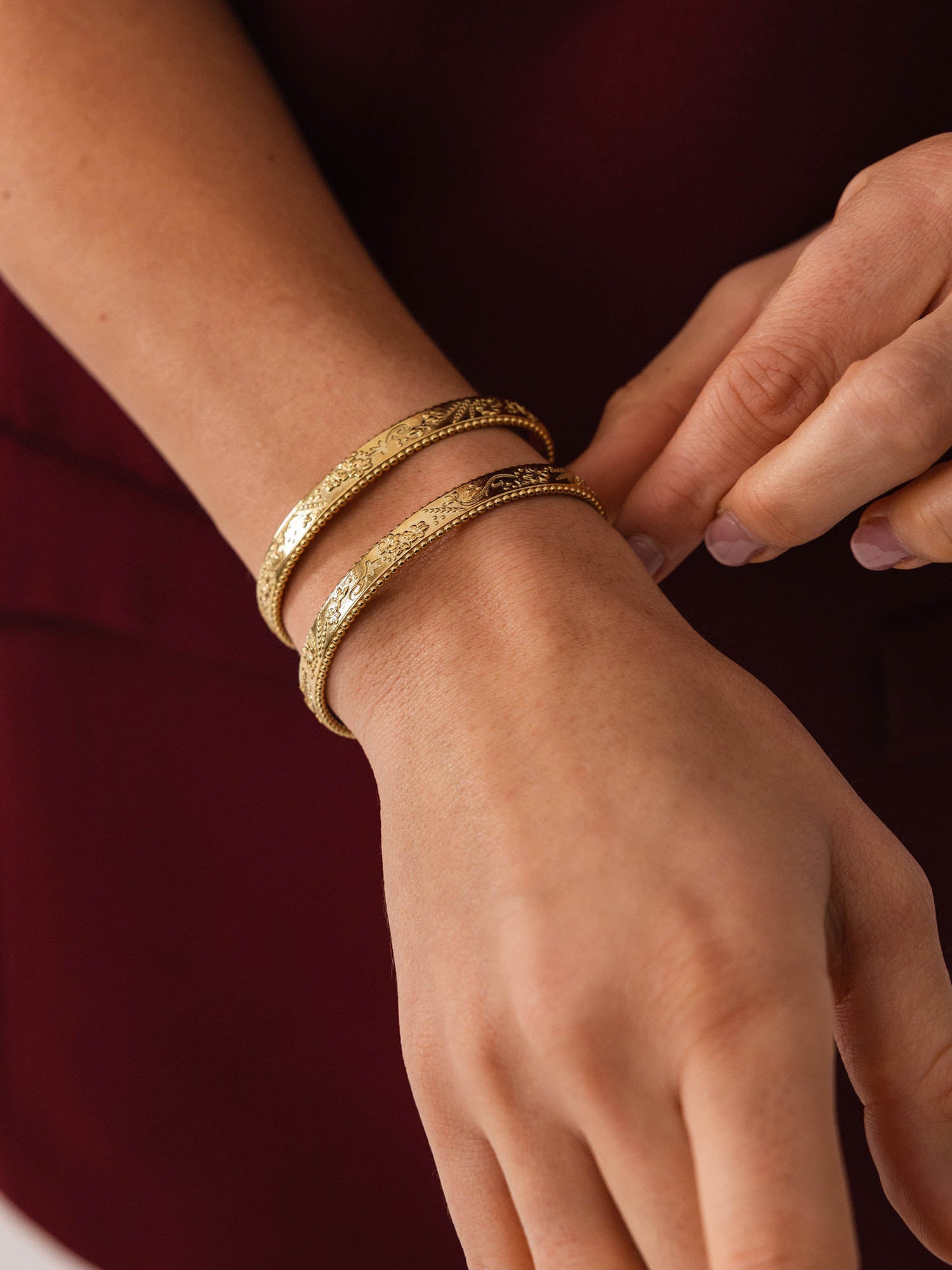 purelei-vintage-love-armcuff-verstellbarer-armreif-mit-aloha-muster-in-gold image 3