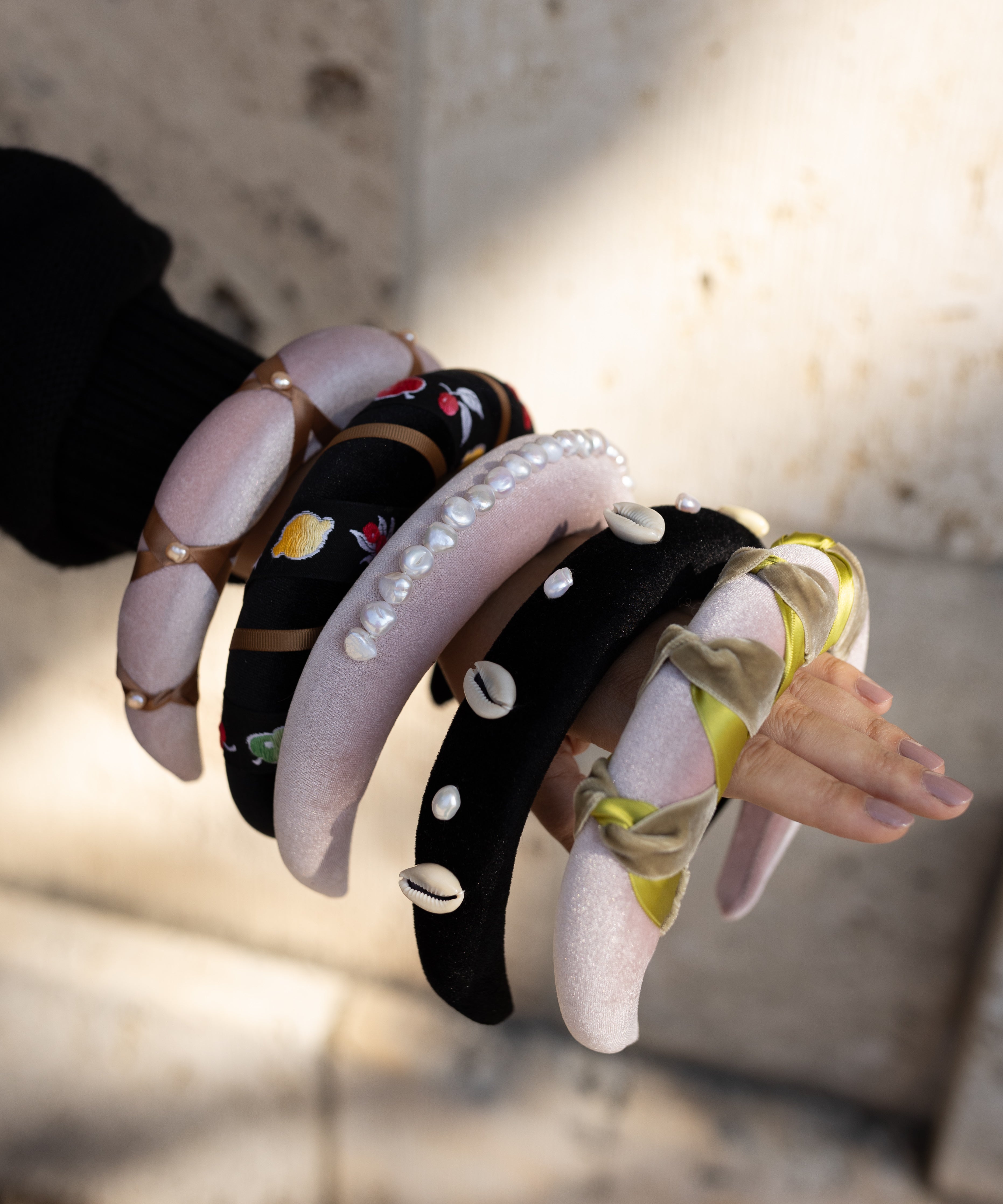 wald-berlin-simone-de-beauvoir-haarreif-black-samt-sample-sale image 5