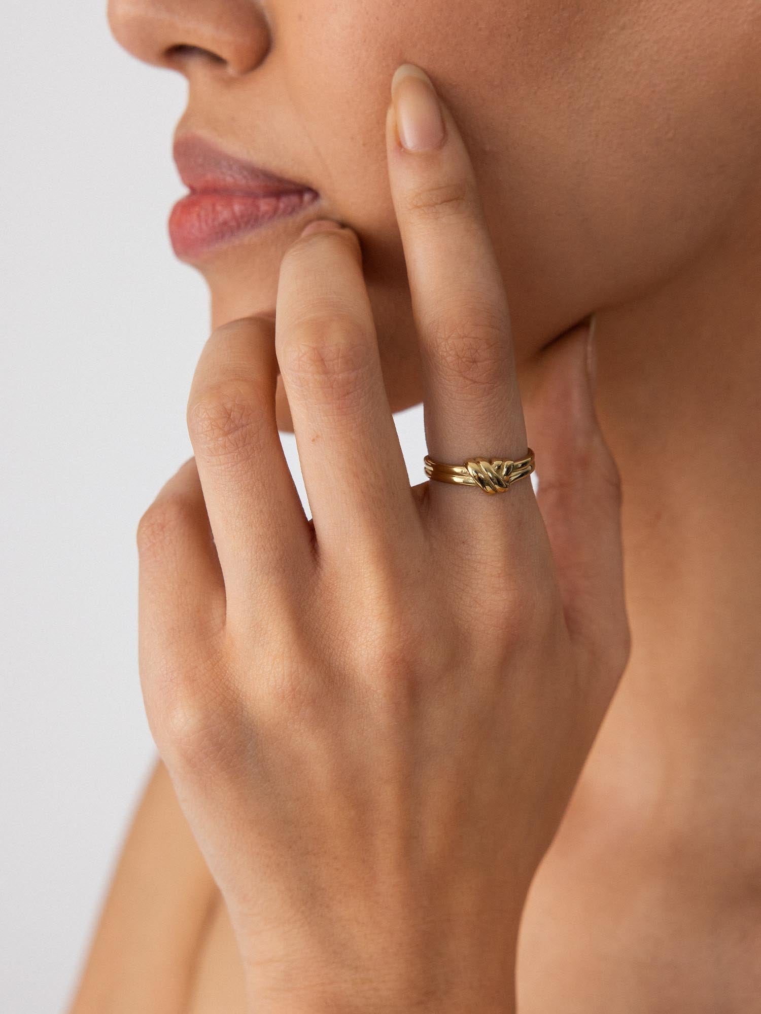 purelei-knot-ring-gr-enverstellbarer-ring-mit-knotendesign image 2