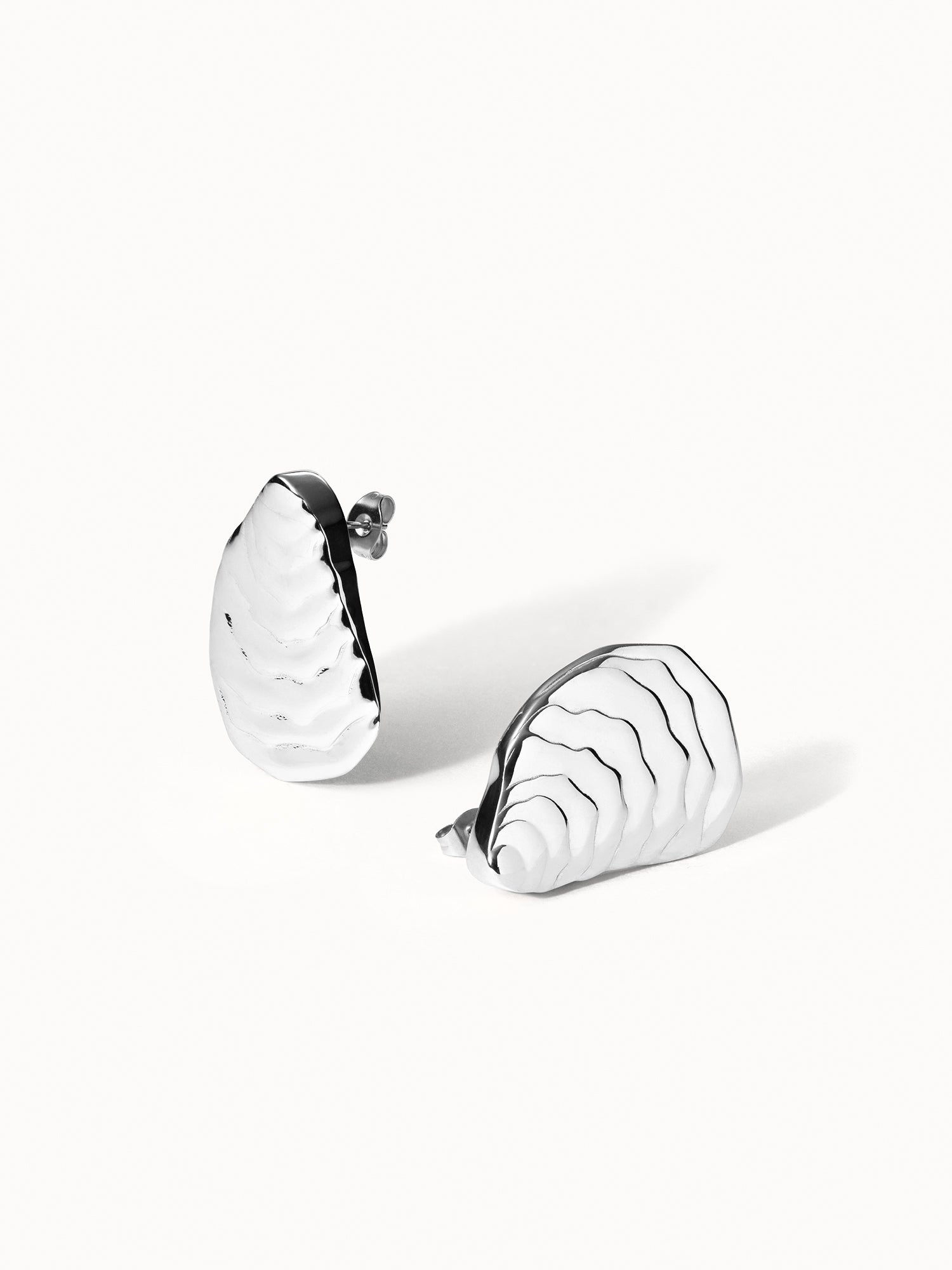 purelei-ocean-whisper-ohrringe-muschel-ohrstecker-22x31-mm image 4