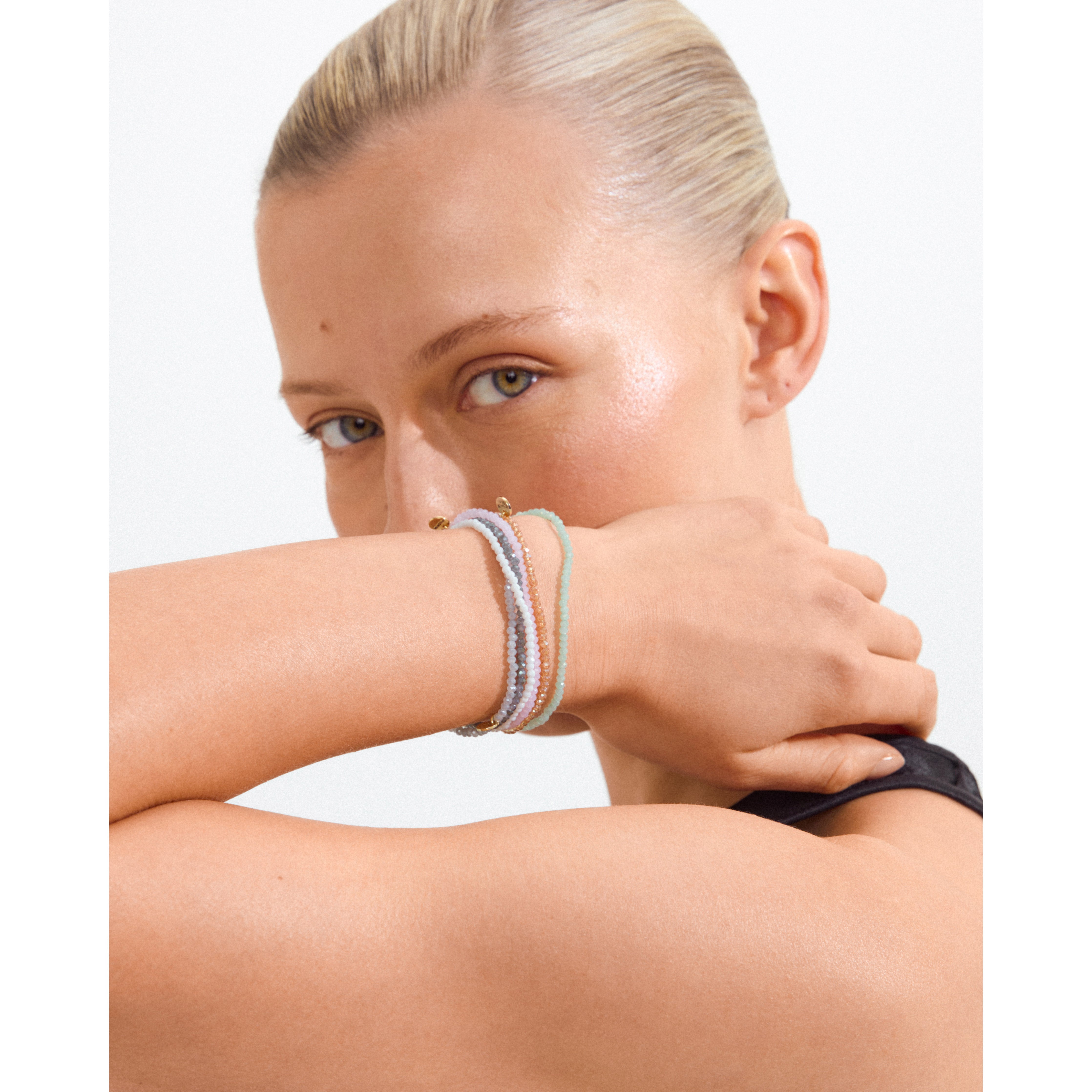 pilgrim-indie-armband-gold-plated-mit-rosa-glasperlen-17-cm image 4
