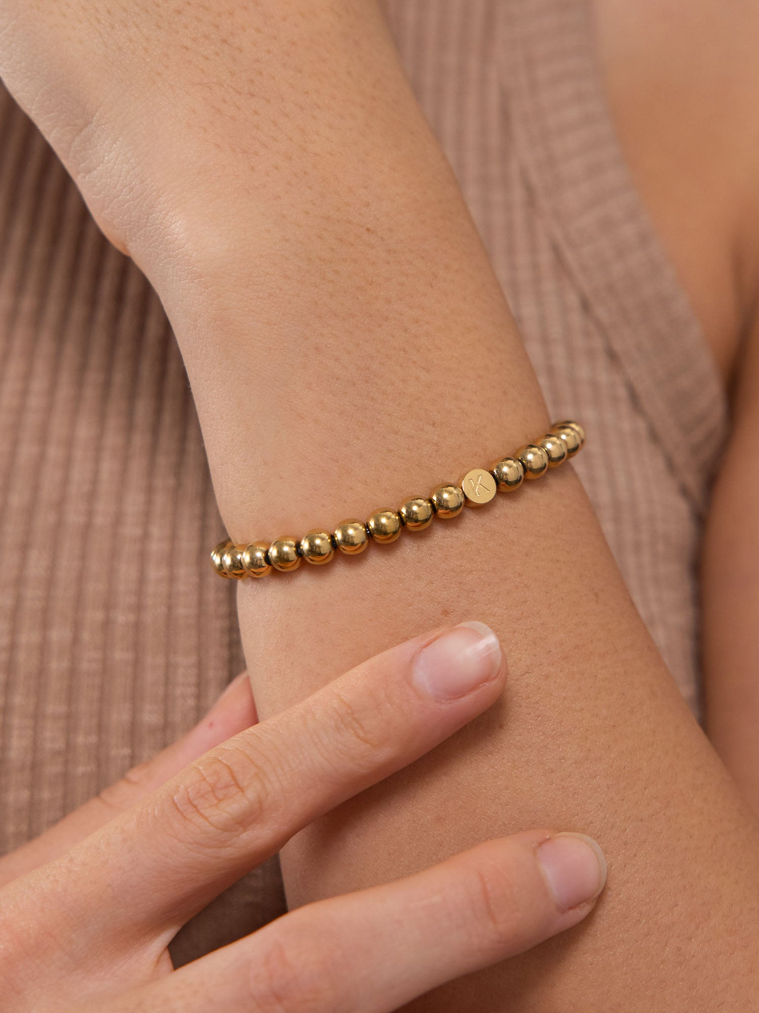purelei-letter-k-armband-flexibel-mit-kugeln-personalisiert image 2