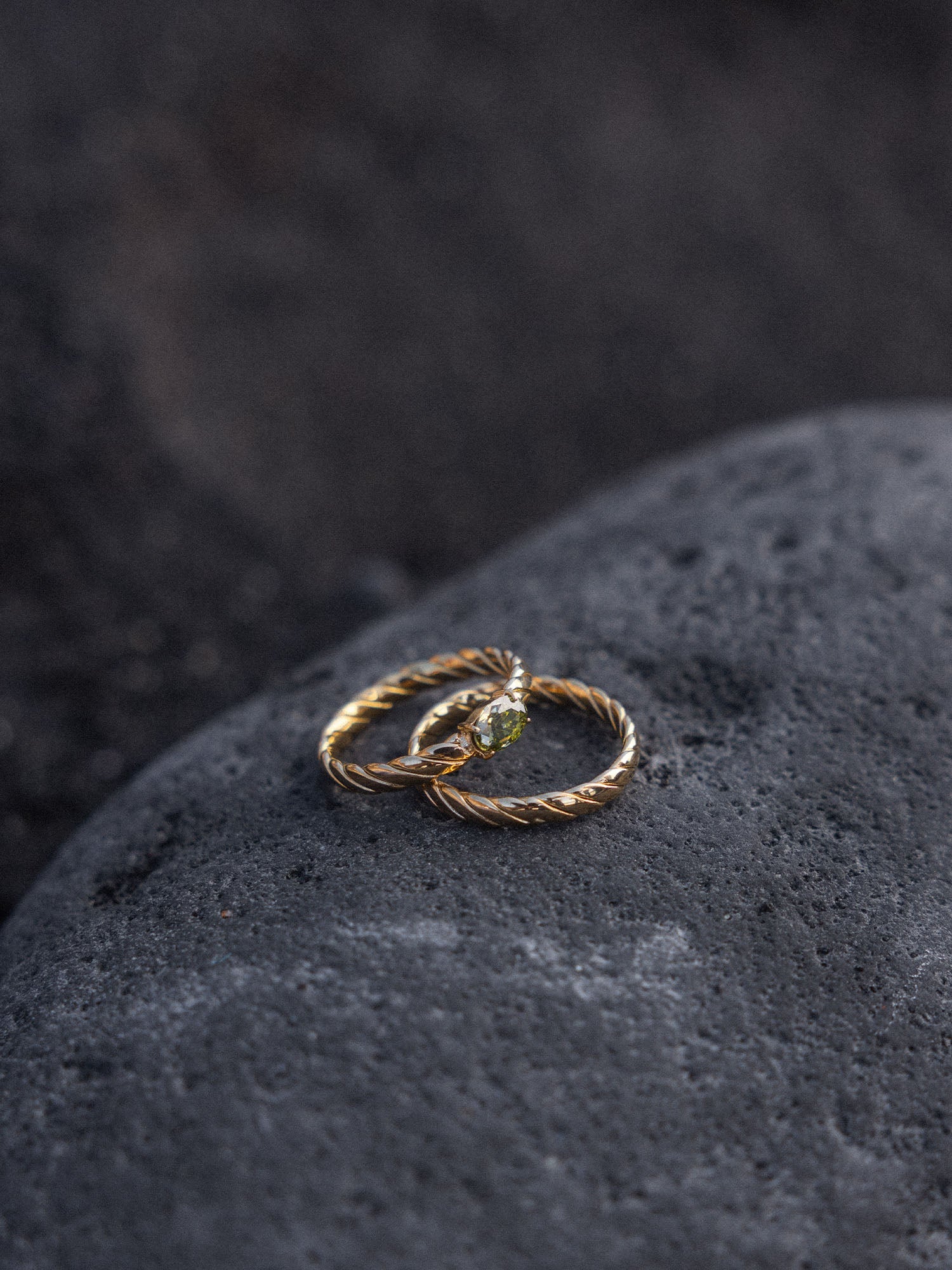 purelei-volcano-ring-set-2-teiliges-gedrehtes-ring-set-mit-oliv-zirkonia image 3