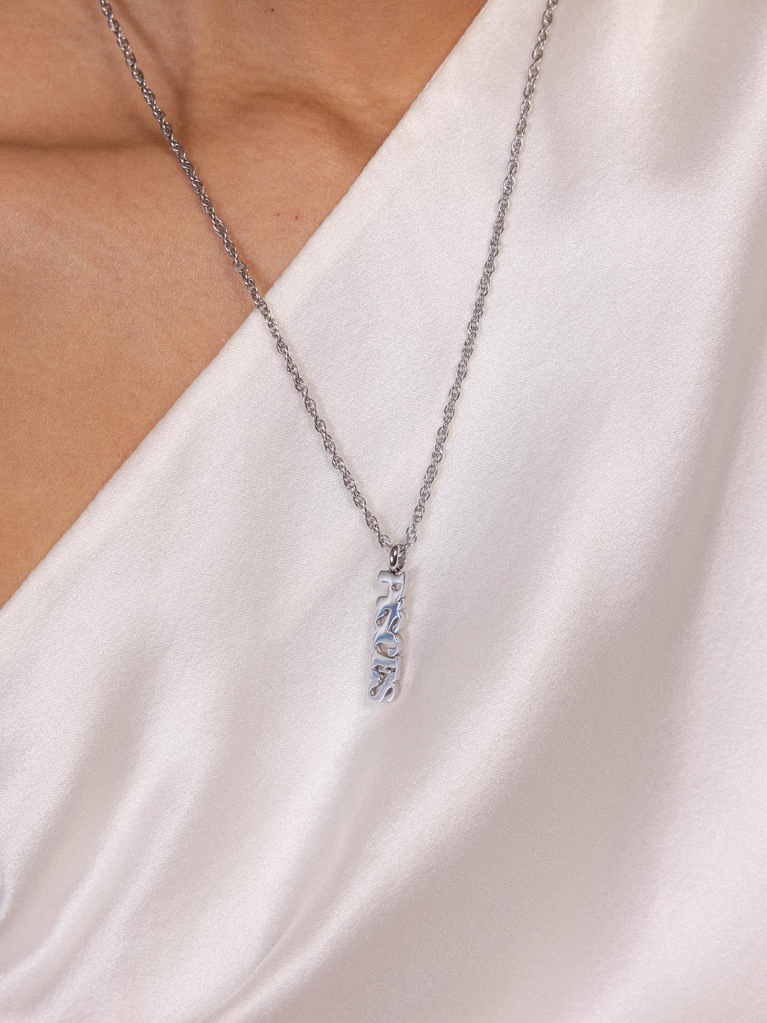 purelei-pisces-letter-charm-sternzeichen-fische-anh-nger image 7