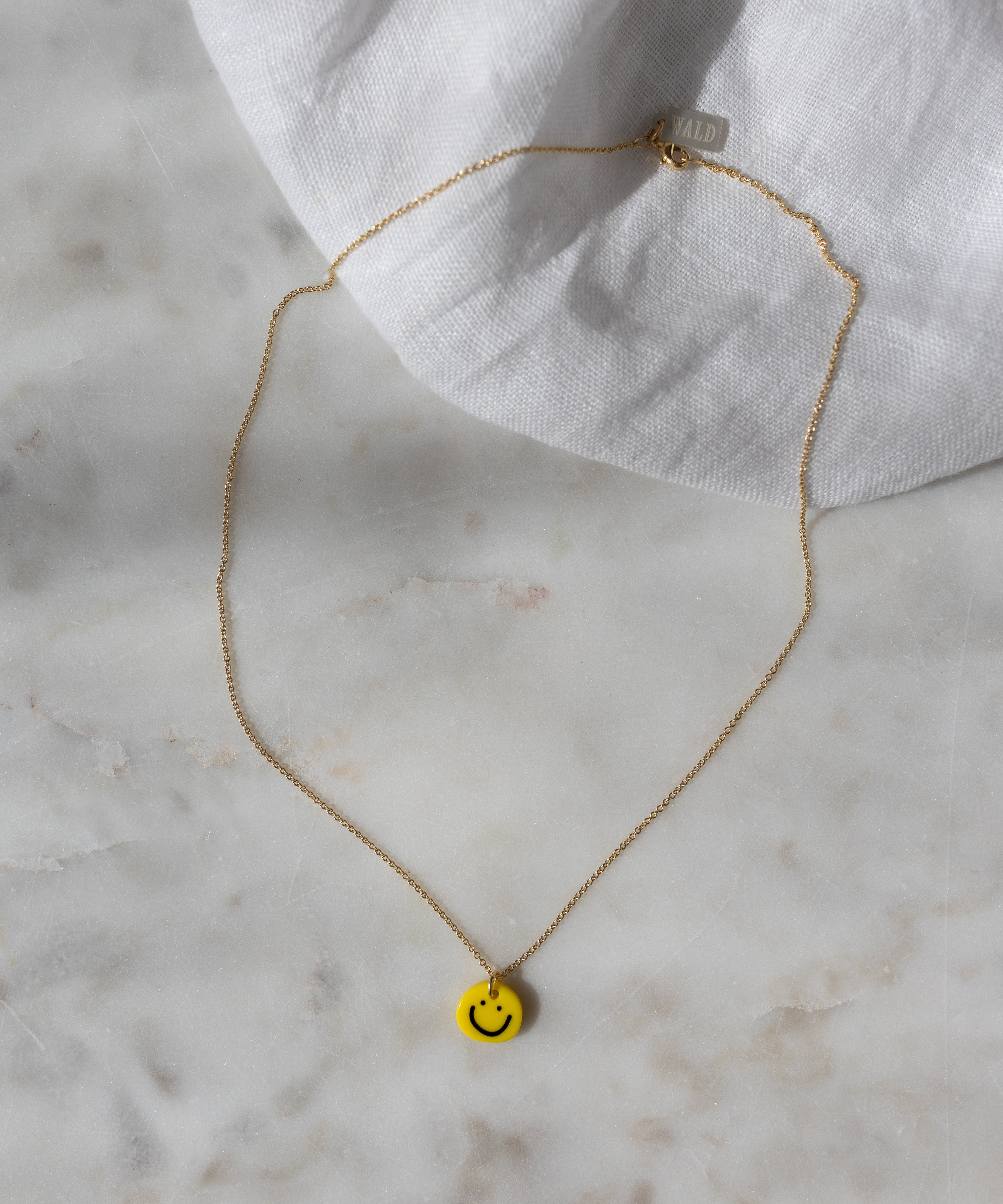 wald-berlin-smilie-yellow-necklace-goldkette-43-cm-mit-handbemaltem-smiley-anh-n image 5