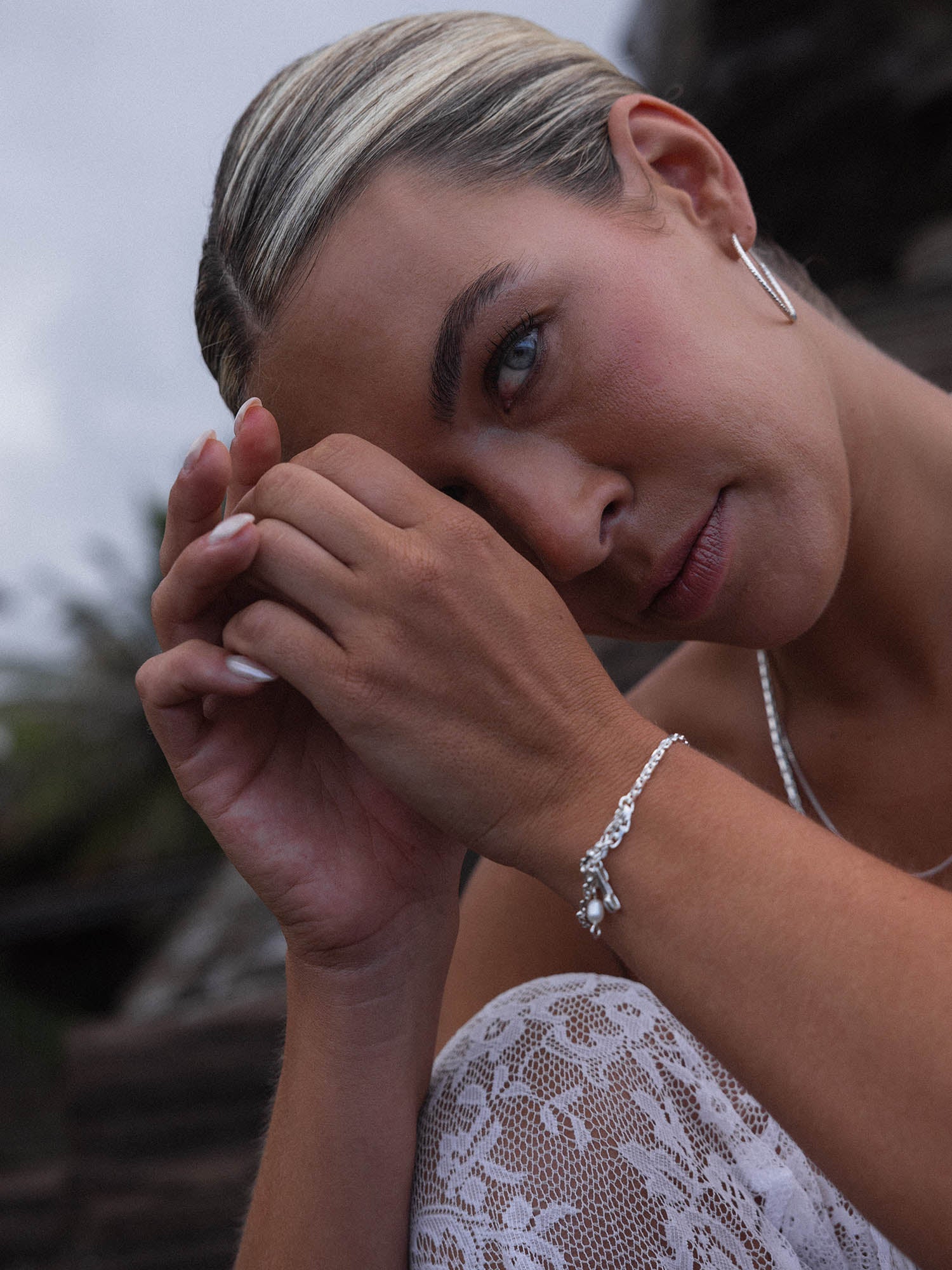 purelei-gleam-armband-ankerkette-aus-recyceltem-silber-mit-s-wasserperle image 4