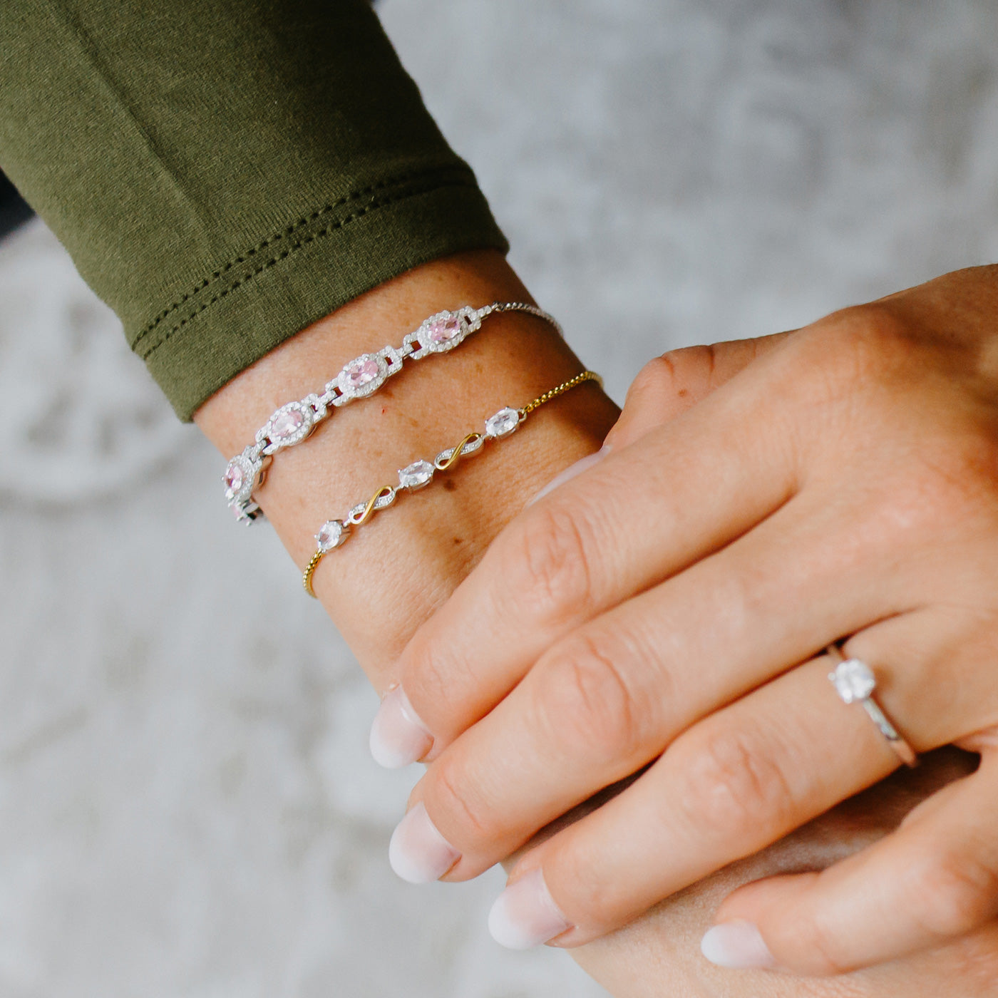 julie-julsen-infinity-armband-vergoldet-mit-3-wei-en-zirkonia image 2