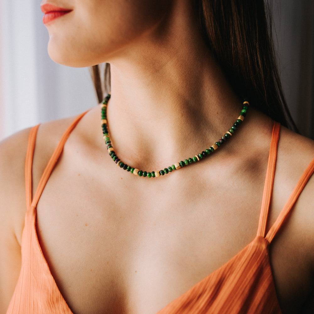 julie-julsen-loving-stones-kette-vergoldet-mit-gr-nen-rubin-zoisit-edelsteinen image 2