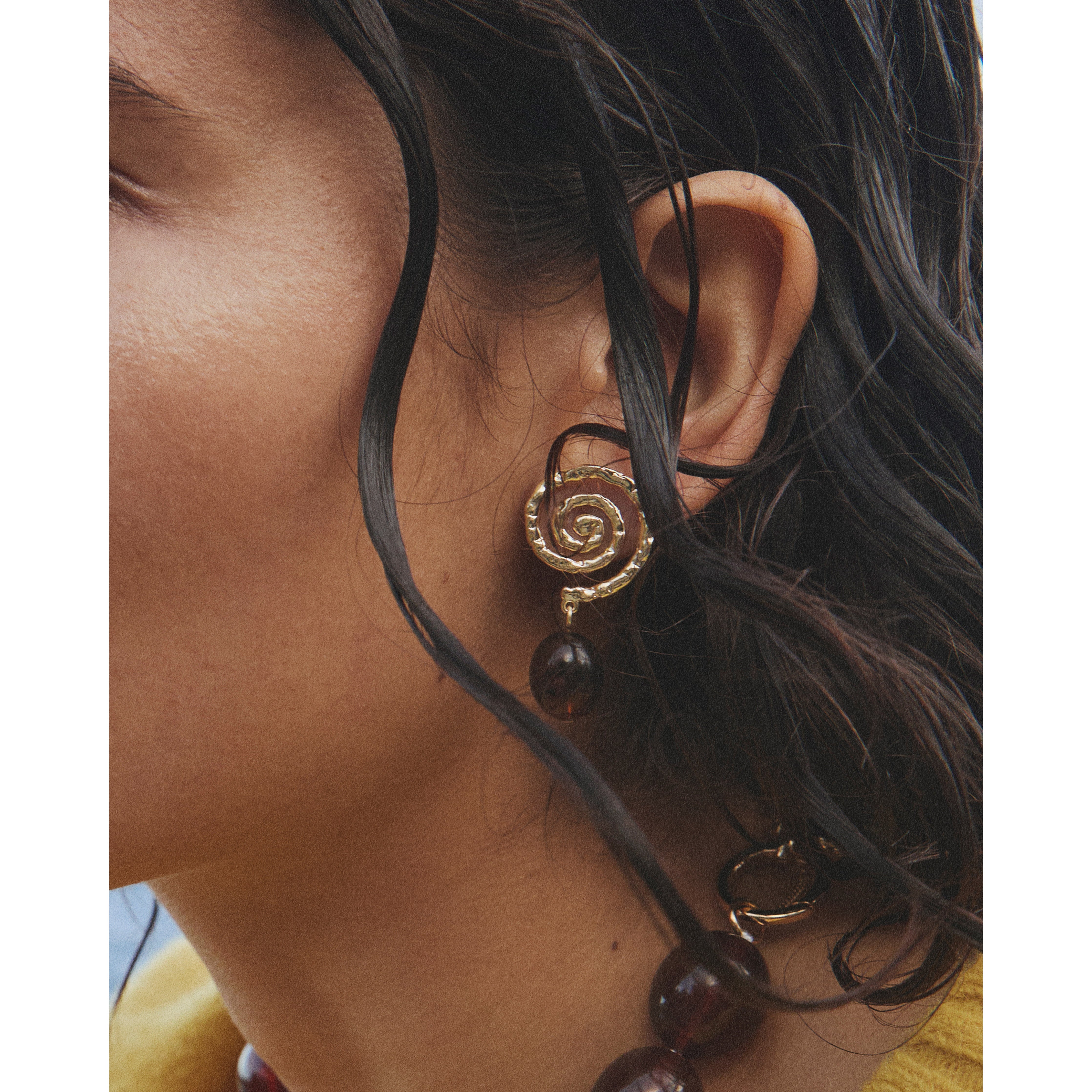 pilgrim-still-ohrringe-vergoldet-braun-spiral-ohrringe-mit-bernstein-perle image 4