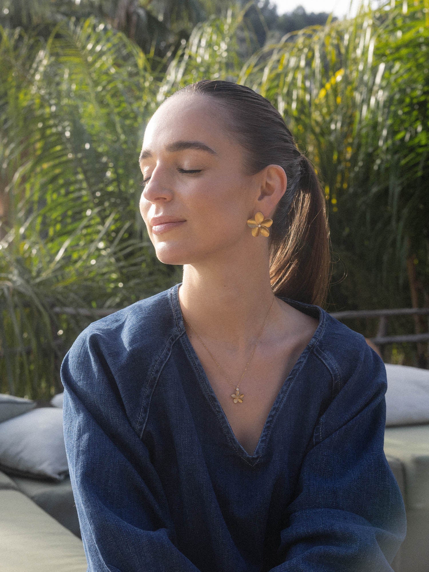 purelei-mahina-club-empowher-kette-plumeria-statement-in-gold image 4