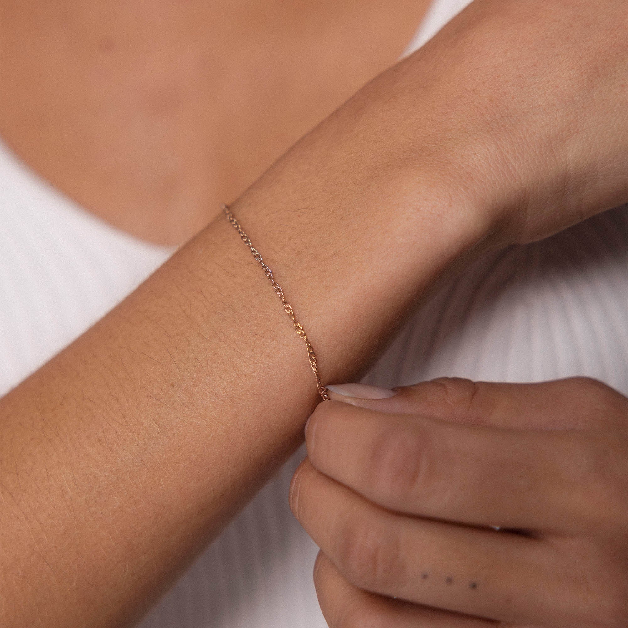 purelei-kaula-armband-feines-gedrehtes-design-verstellbar-16-19-cm-edelstahl-ver image 4