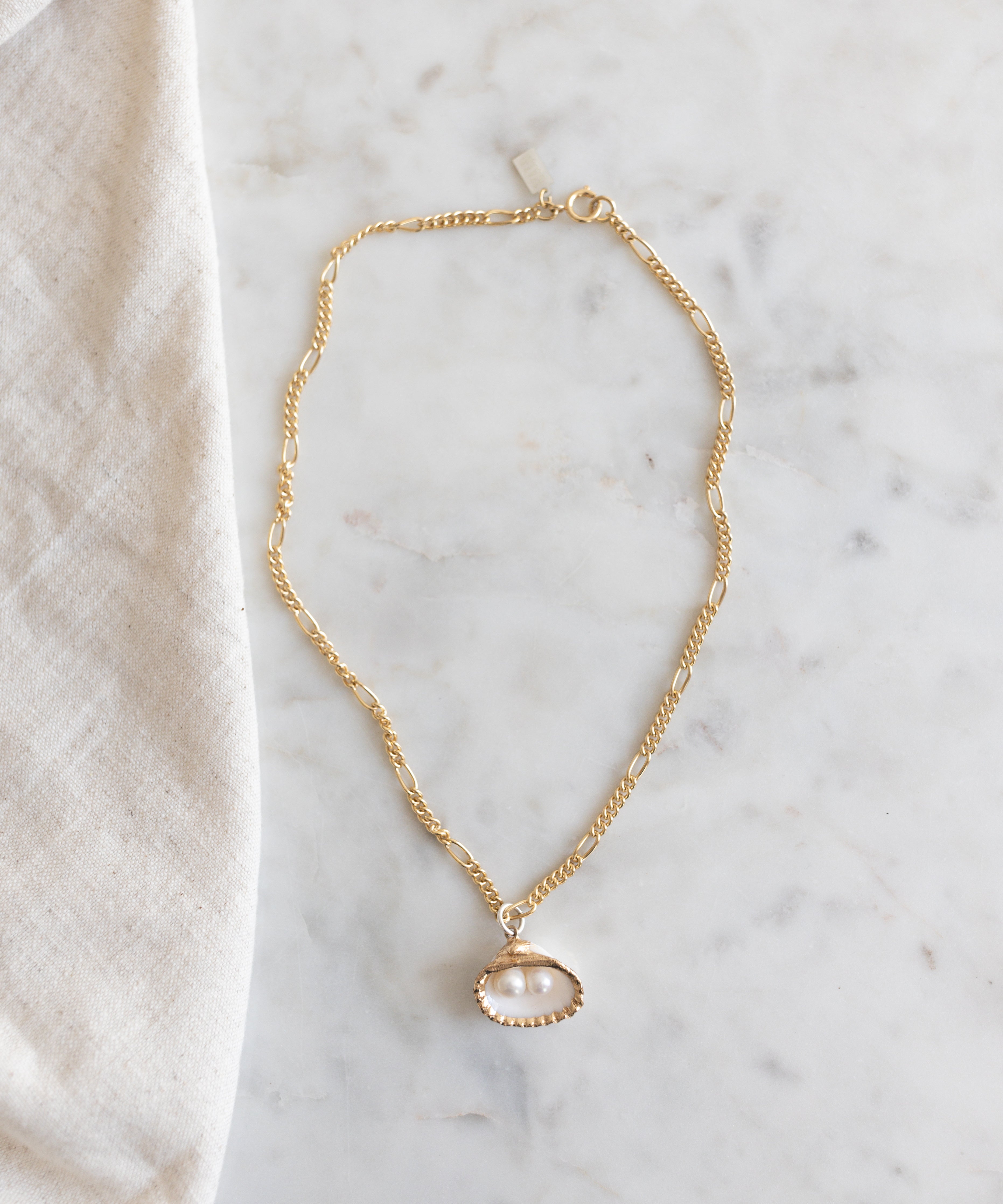 wald-berlin-drop-it-like-it-s-hot-shell-necklace-55cm-muschelkette-mit-perlen image 1