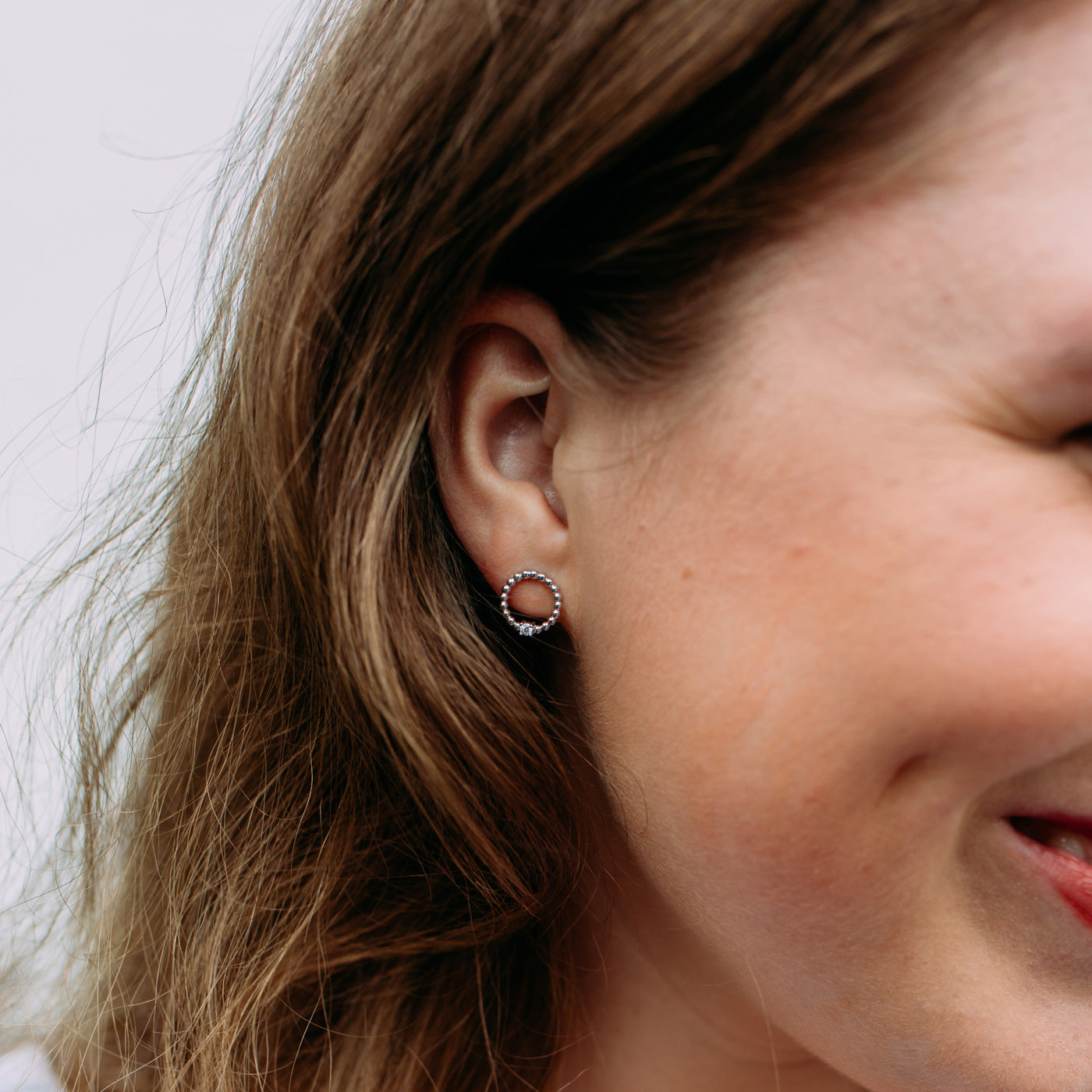 julie-julsen-ohrschmuck-silber-kreis-stecker-mit-2-zirkonia image 2