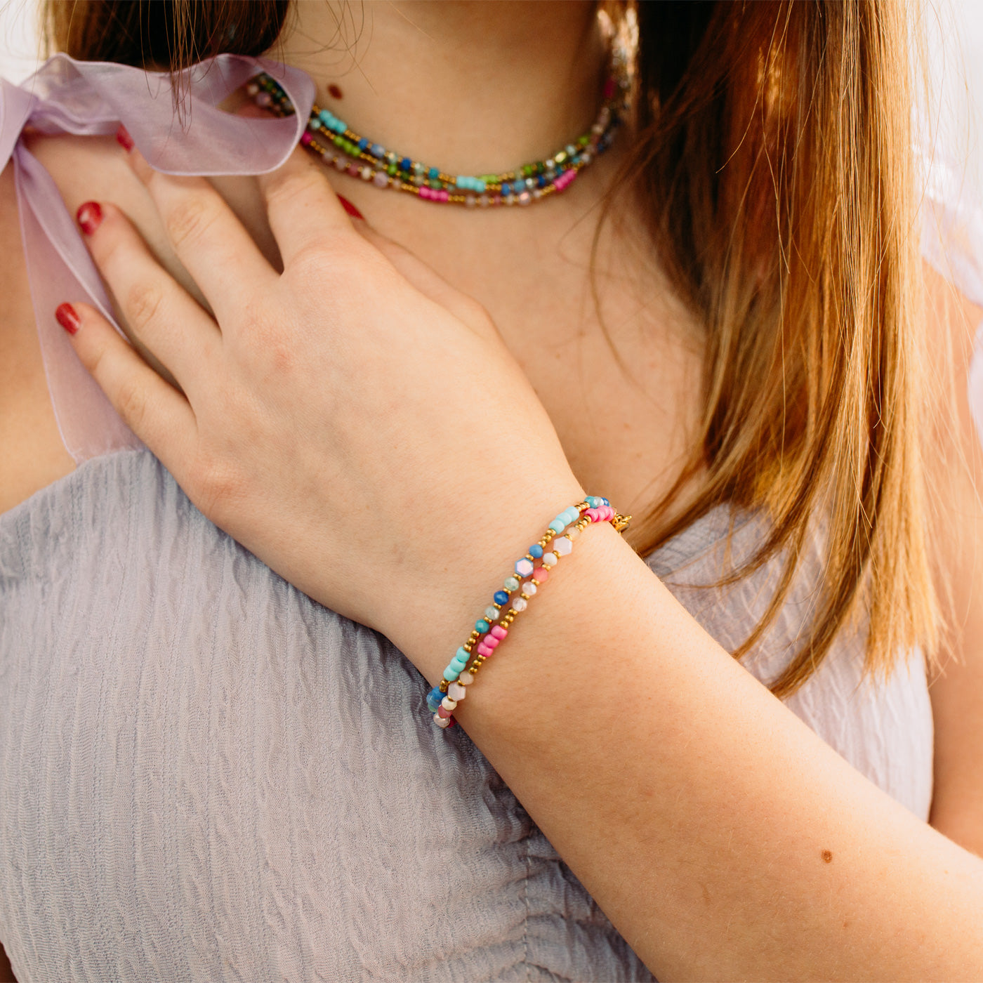julie-julsen-kids-armband-edelstahl-vergoldet-blaue-glasperlen image 2