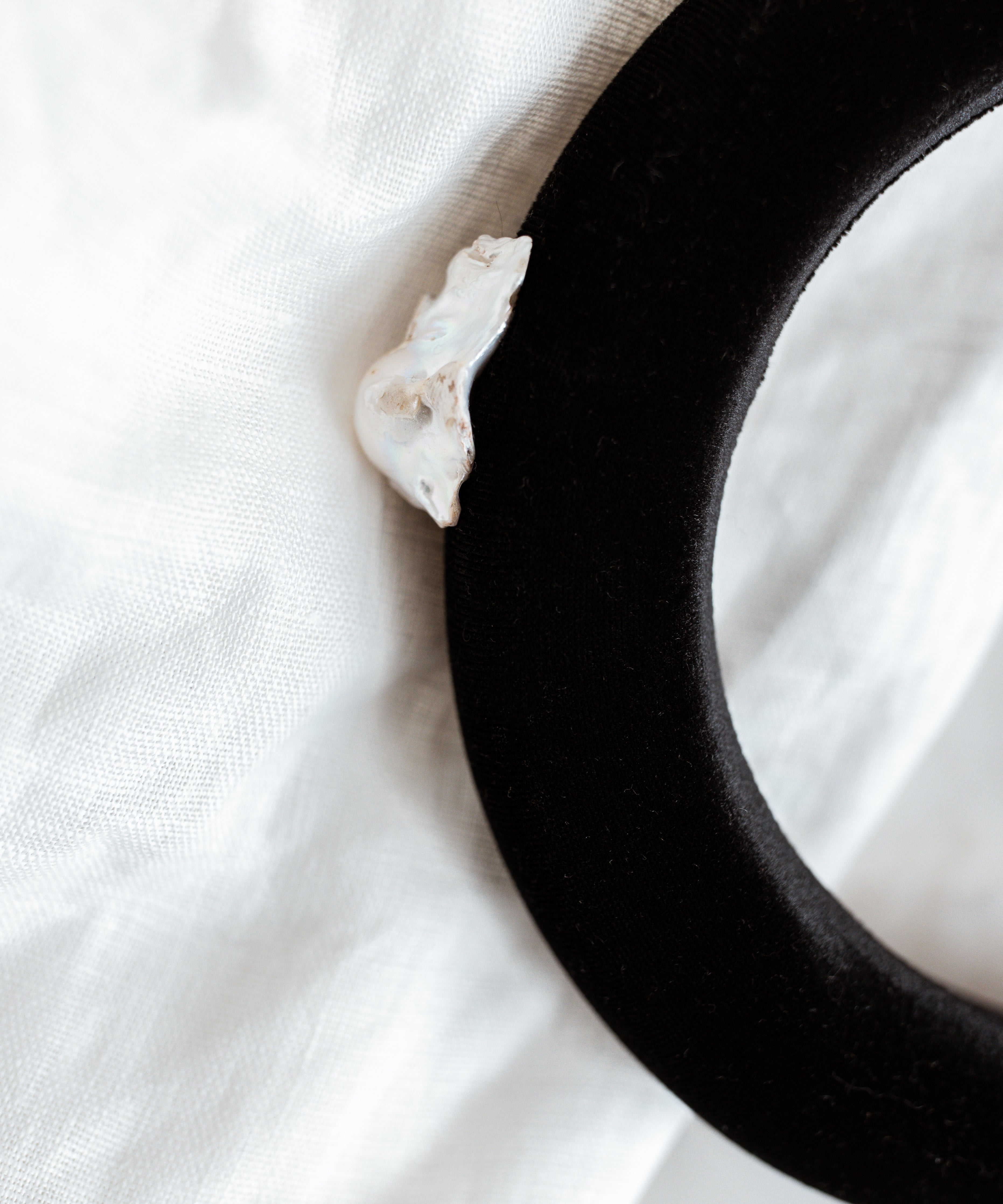 wald-berlin-baroque-pearl-headband-black-samt-haarband-mit-perle image 1