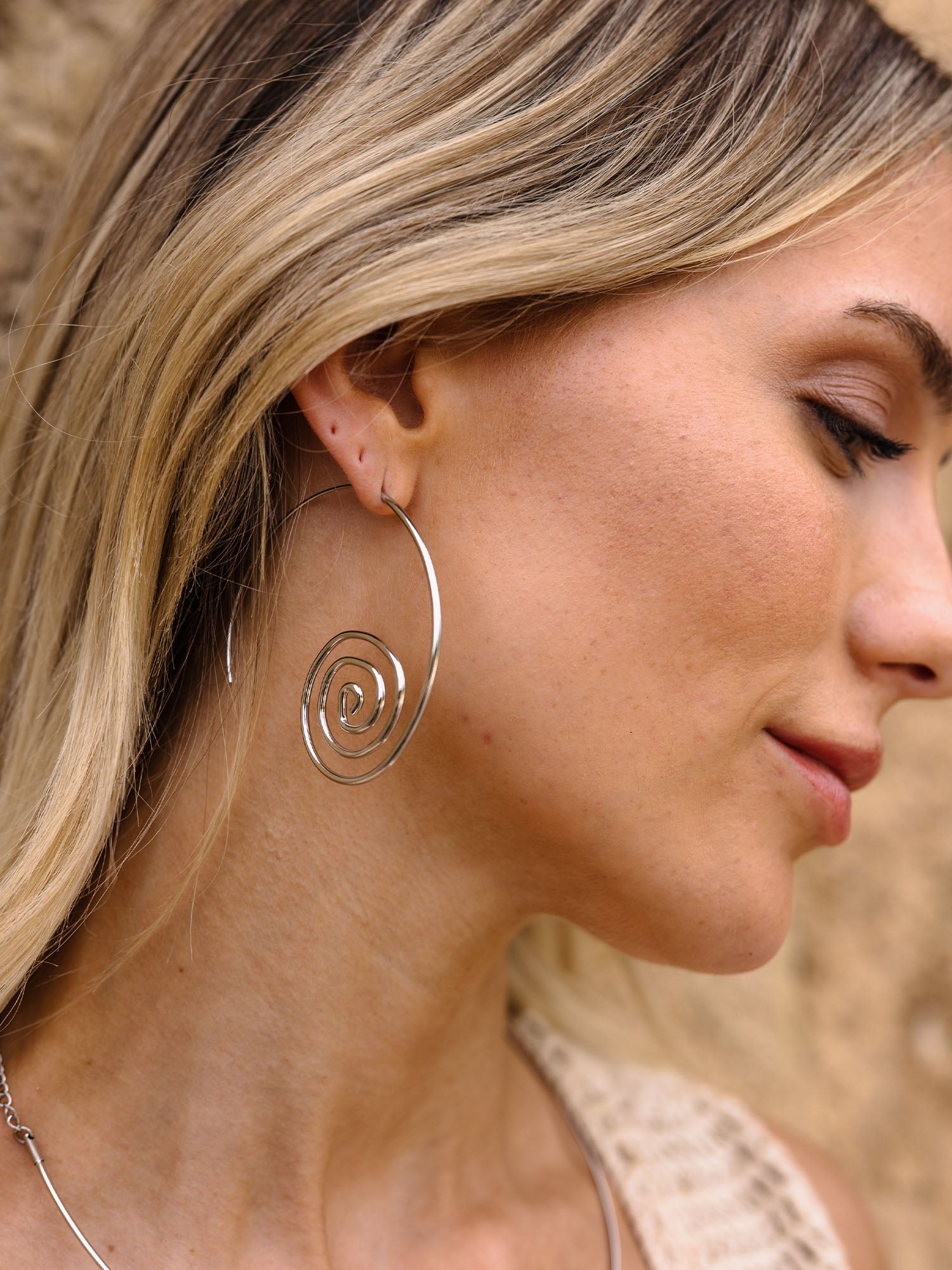 purelei-flow-ohrringe-creolen-spiral-60-mm-statement image 6