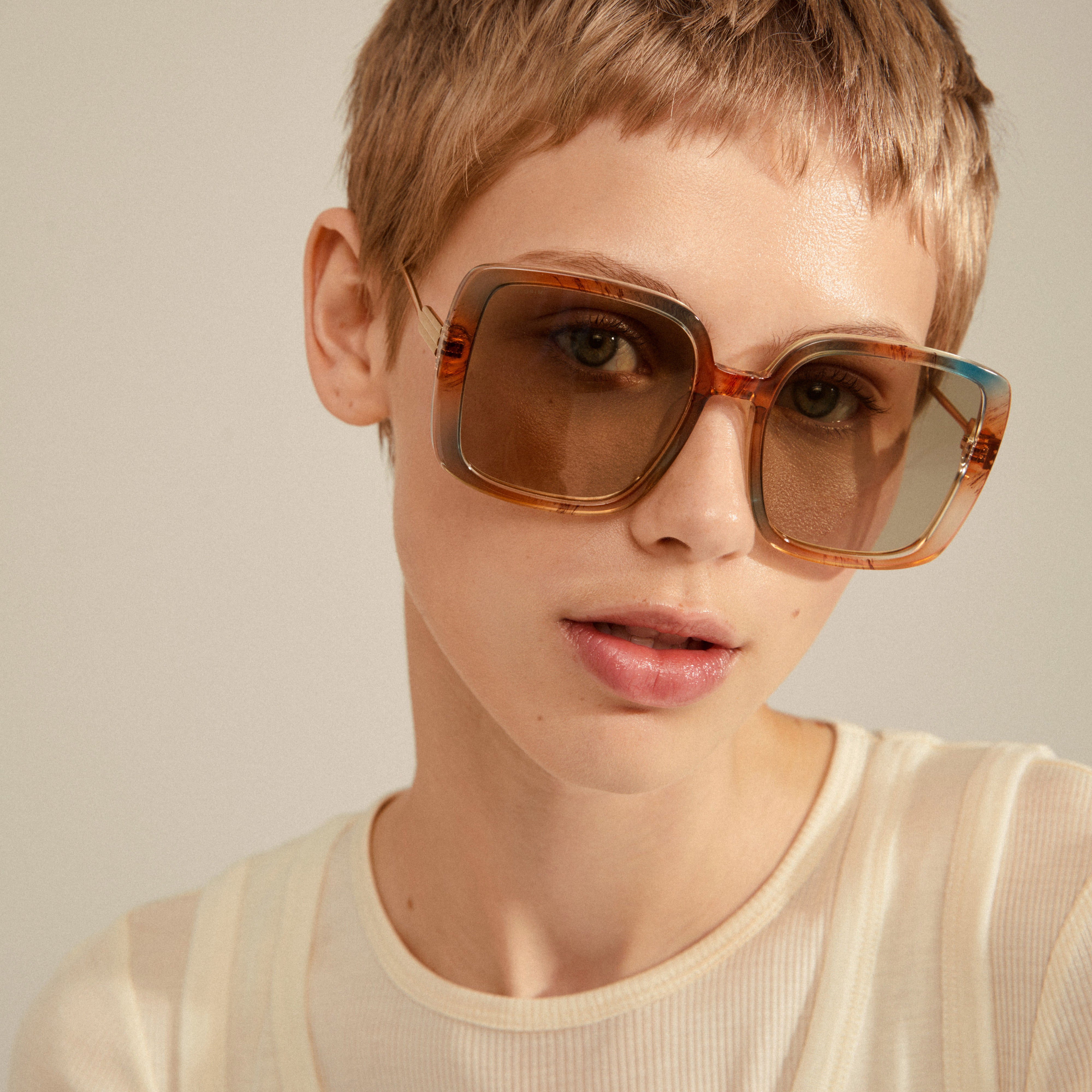 pilgrim-aliet-sonnenbrille-multi-gold-retro-oversized image 3