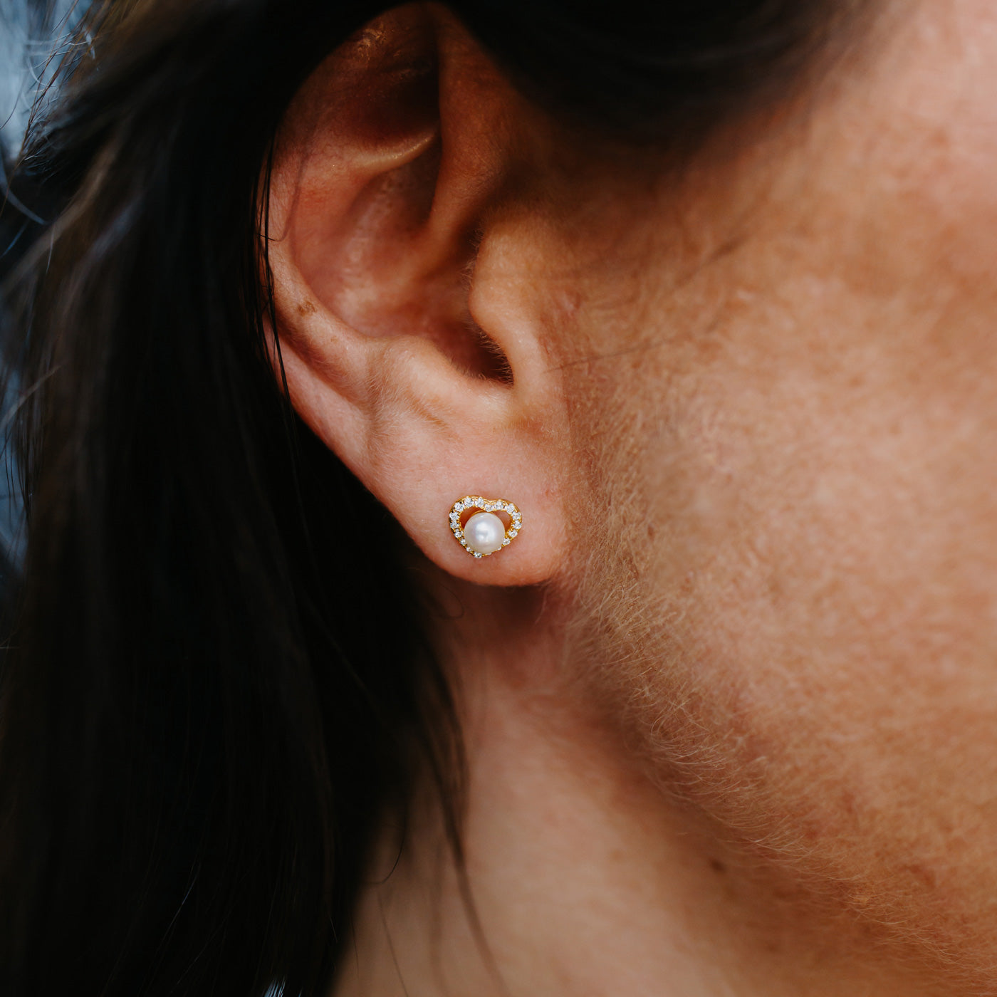 julie-julsen-heart-pearl-ohrstecker-vergoldet-mit-36-zirkonia-und-s-wasserperle image 2