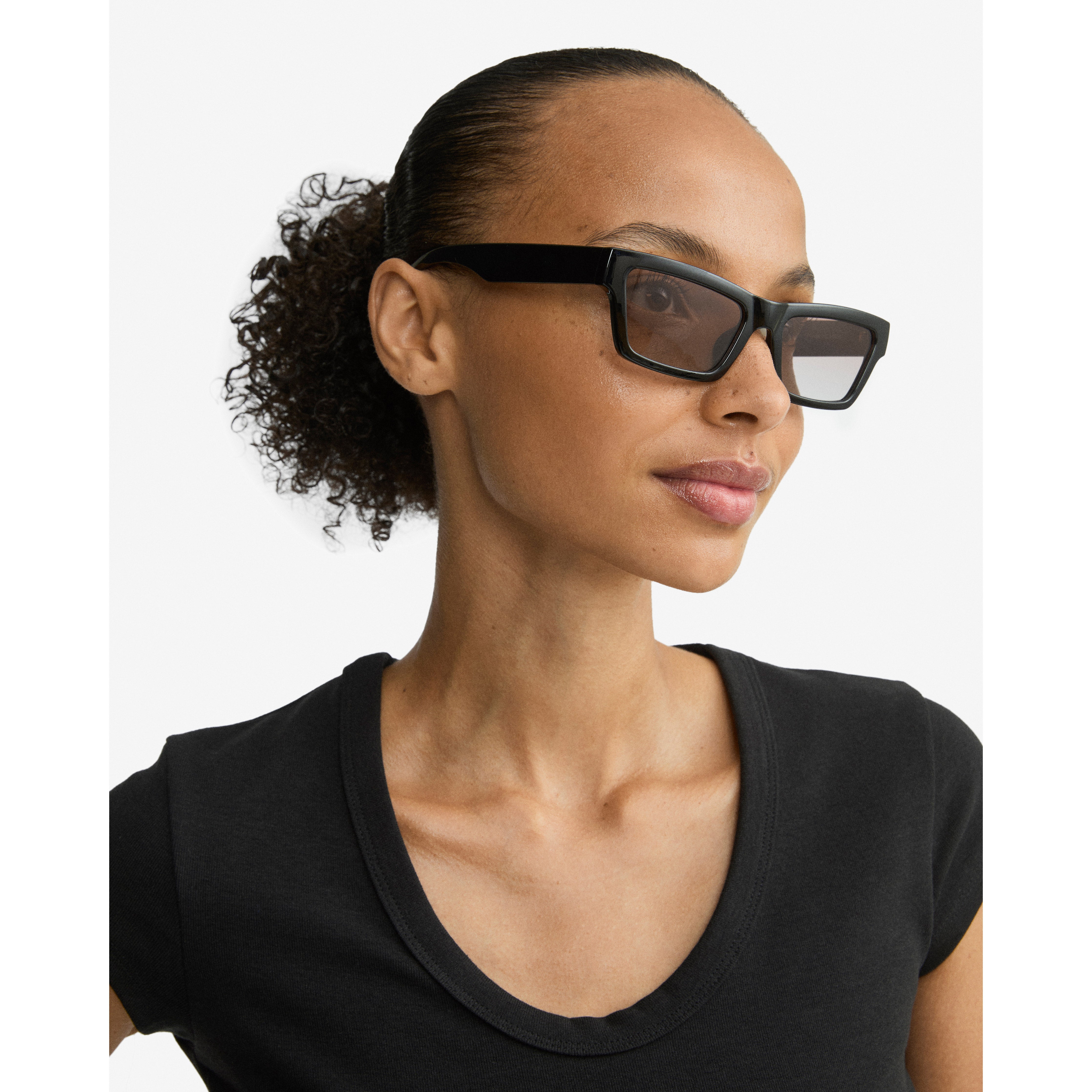 pilgrim-ashlyn-sonnenbrille-schwarz-eckiges-design image 2