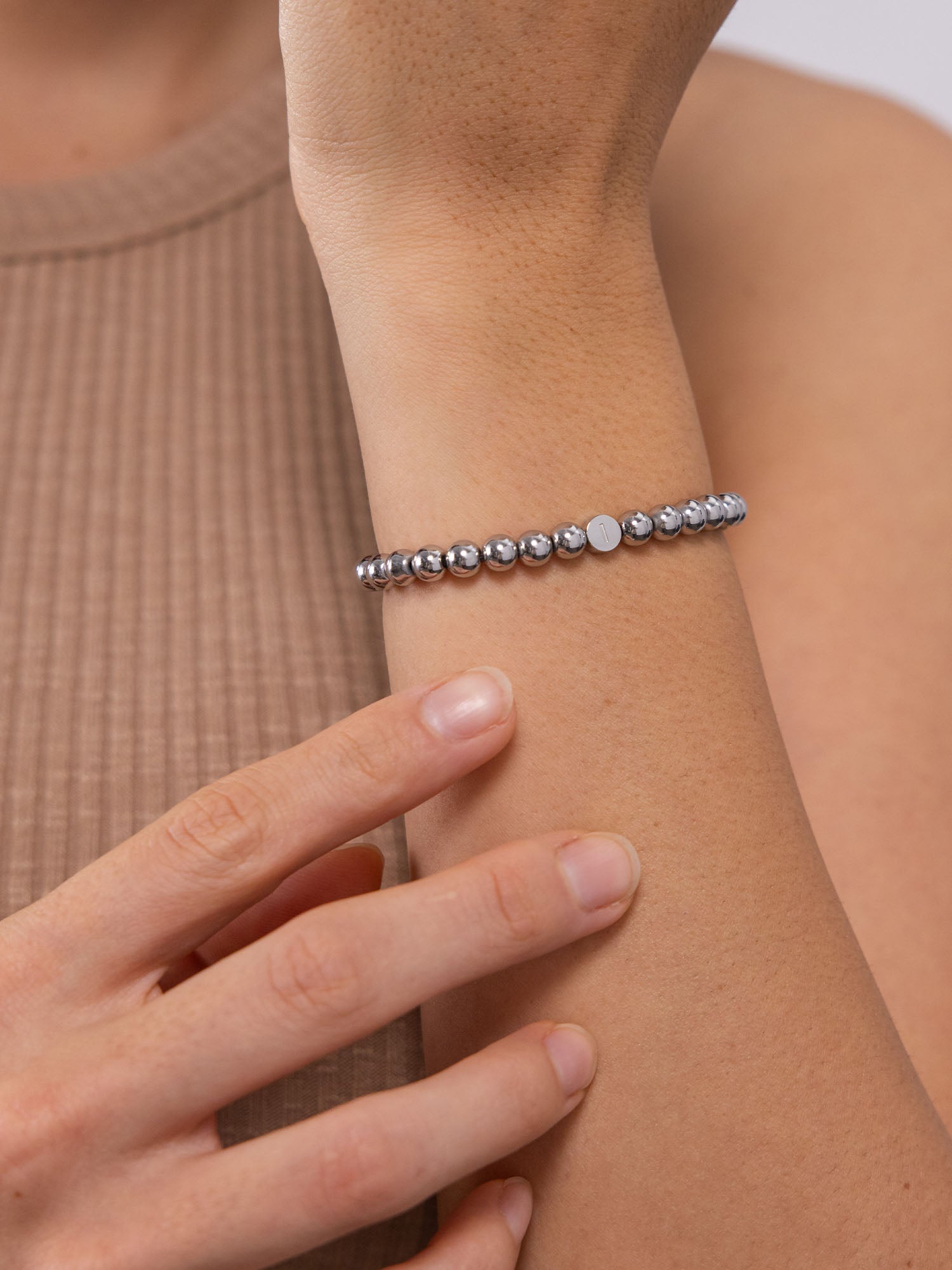 purelei-letter-i-armband-personalisierter-buchstaben-armreif-mit-kugeln-flexibel image 7