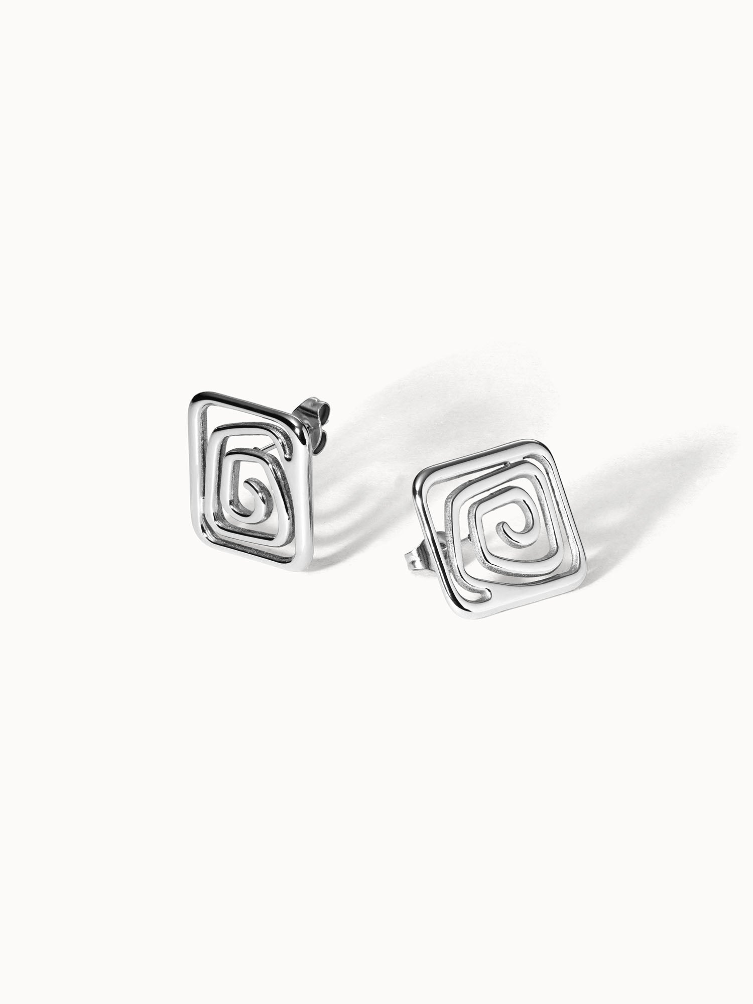 purelei-motions-ohrringe-quadratische-ohrstecker-mit-spiraldesign-18x17-mm image 4