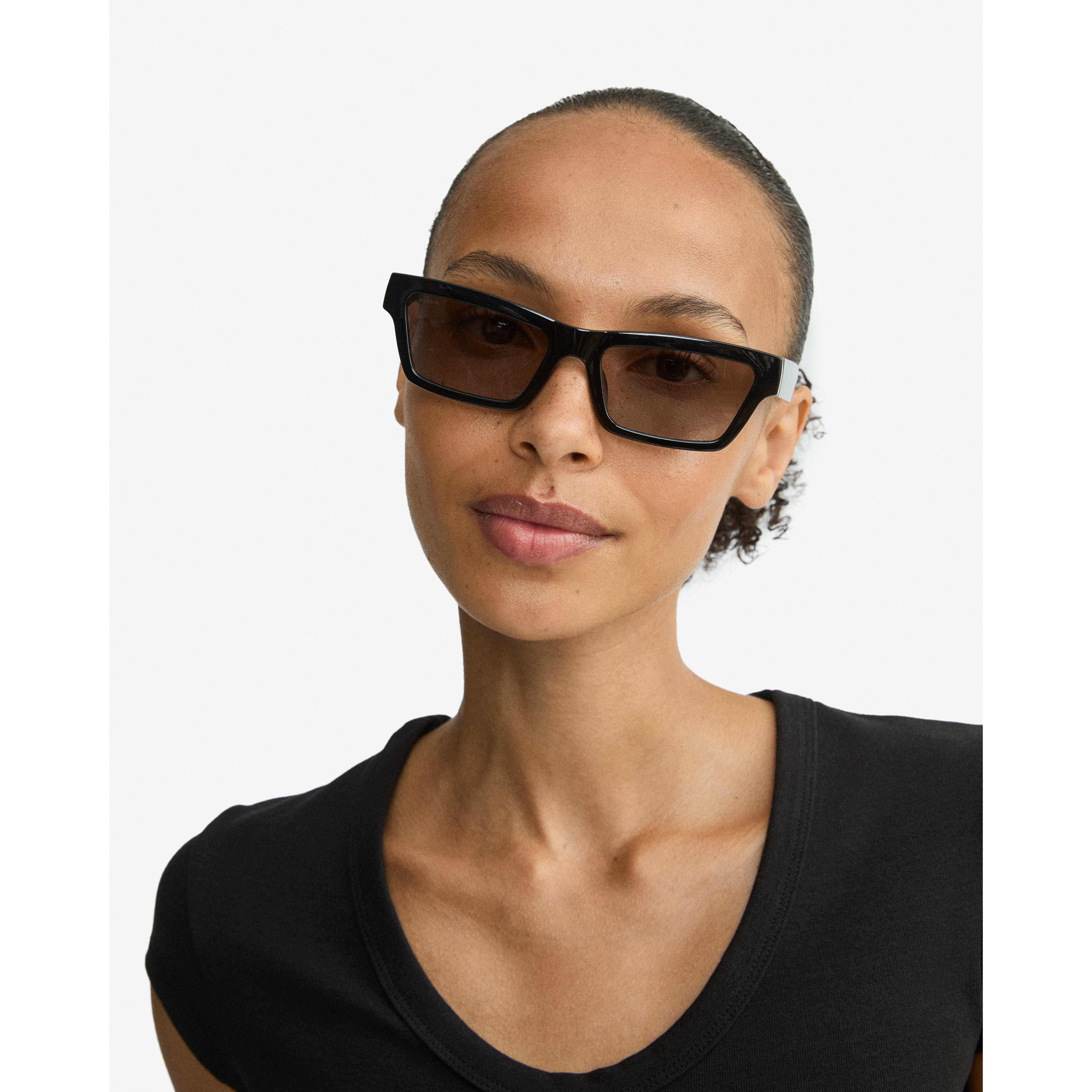 pilgrim-ashlyn-sonnenbrille-schwarz-eckiges-design image 3