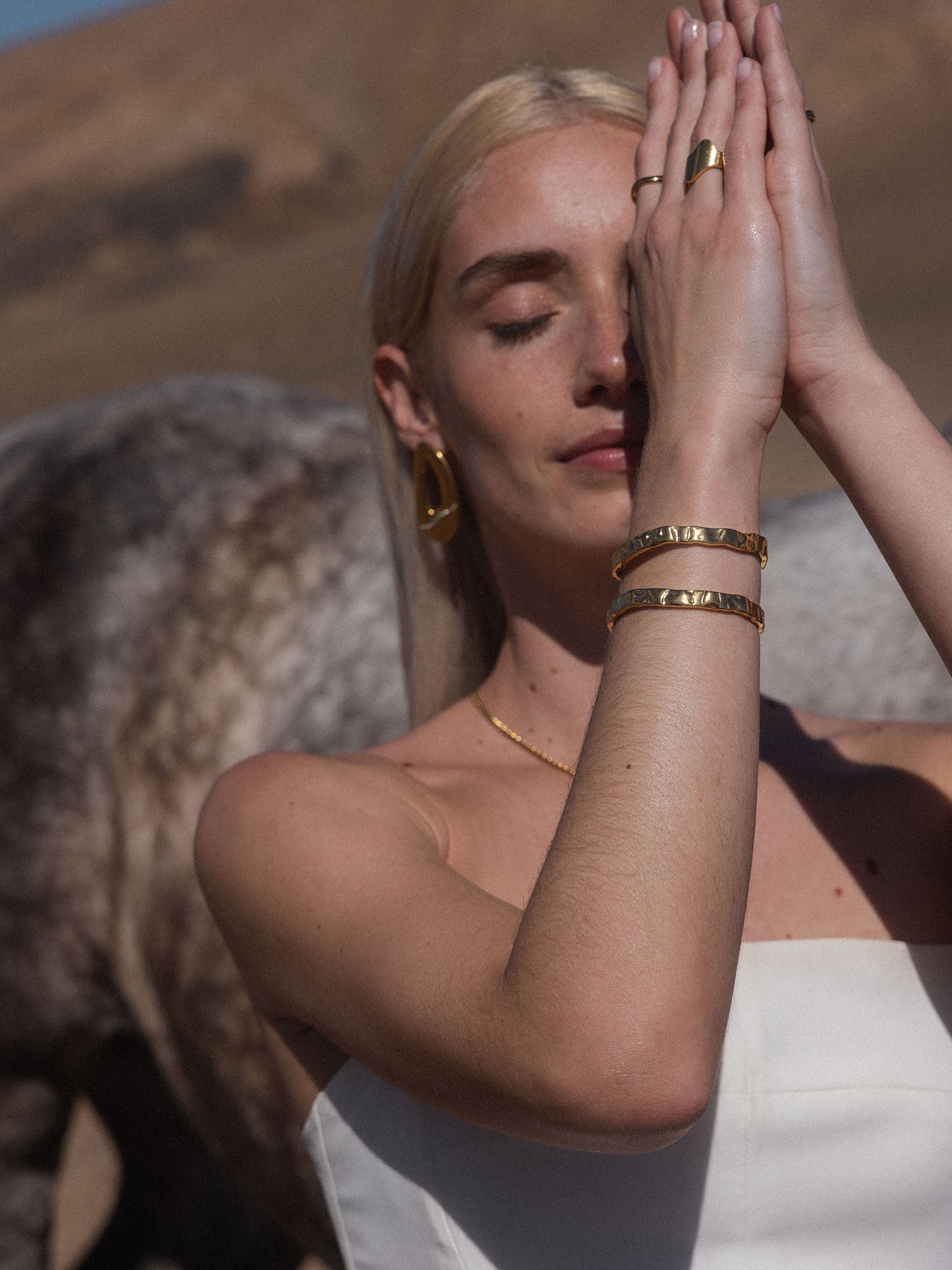 purelei-volcano-armreif-gehammerter-arm-cuff-aus-edelstahl-in-gold-silber-ros-go image 2