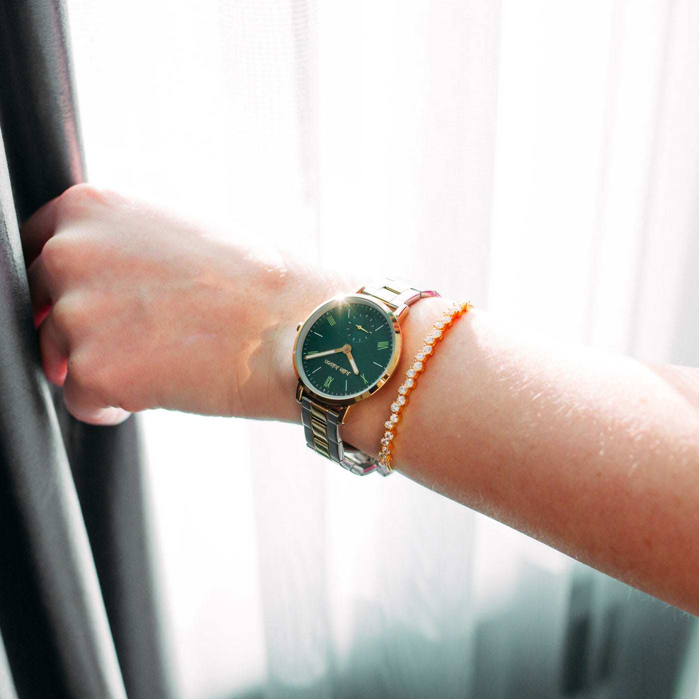 julie-julsen-damenarmbanduhr-little-second-vergoldet-mit-bicolor-edelstahlband image 2