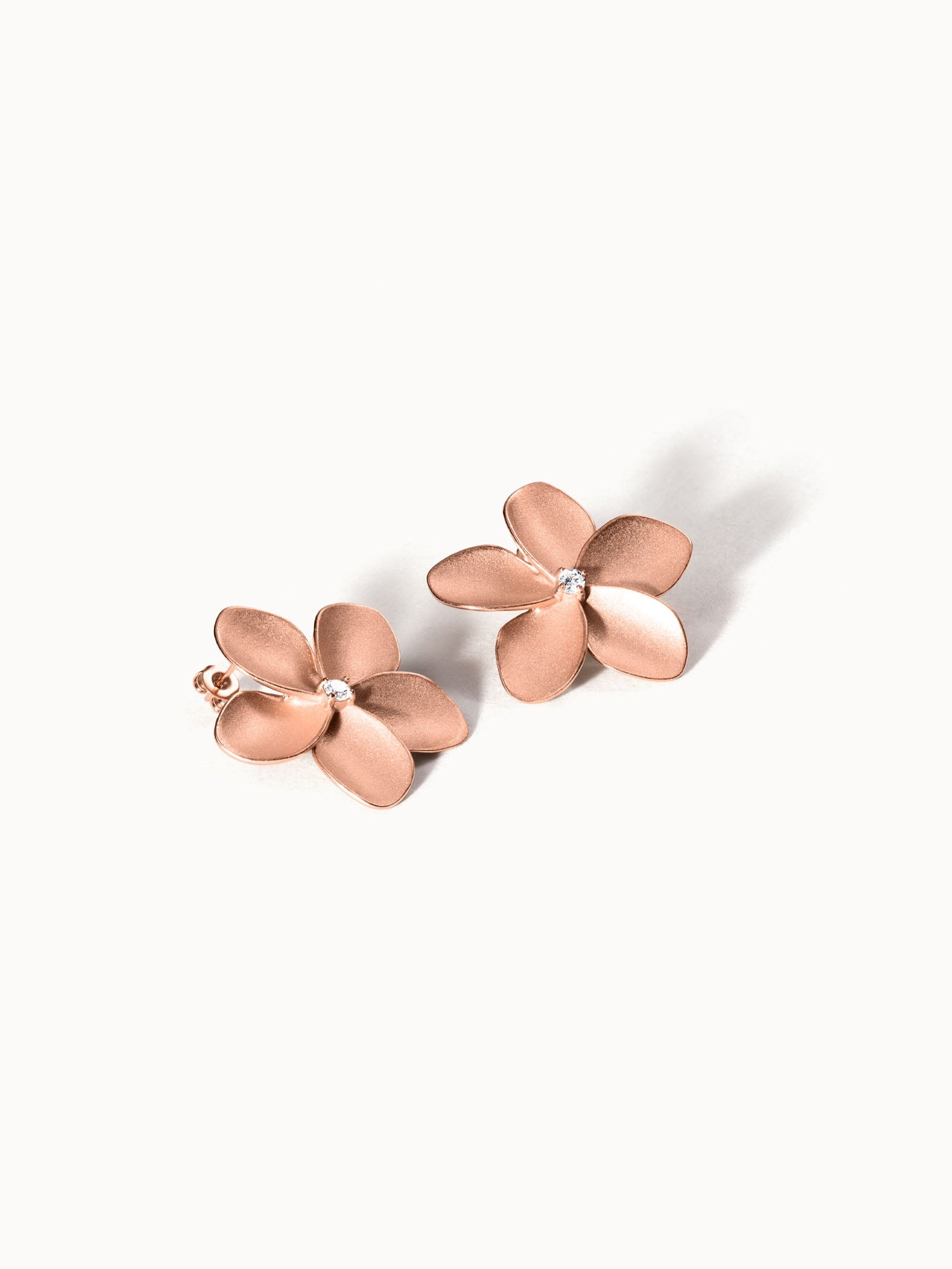 purelei-mahina-club-empowher-ohrringe-plumeria-statement-ohrringe image 6