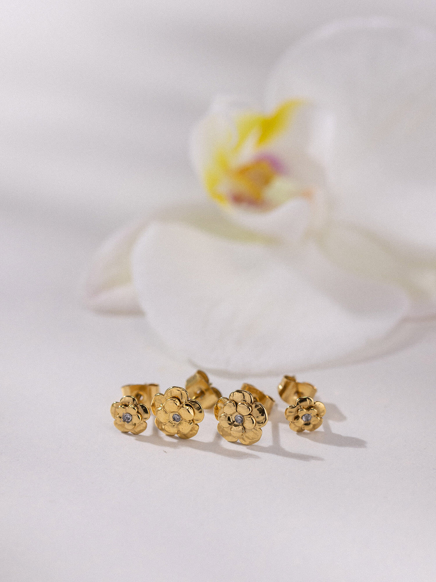 purelei-flower-ohrringe-set-2-paar-ohrstecker-mit-zirkonia-6-5-mm-und-9-mm image 3